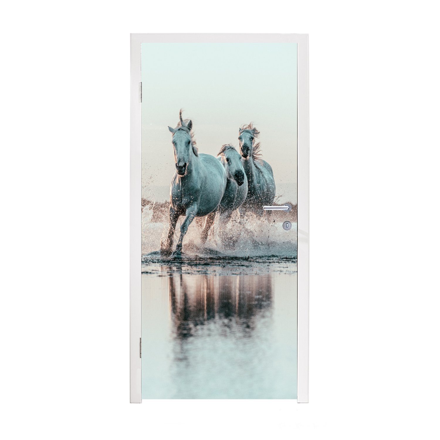 MuchoWow Türtapete Wilde weiße Pferde galoppieren durch das Wasser in der Camargue, Matt, bedruckt, (1 St), Fototapete für Tür, Türaufkleber, 75x205 cm