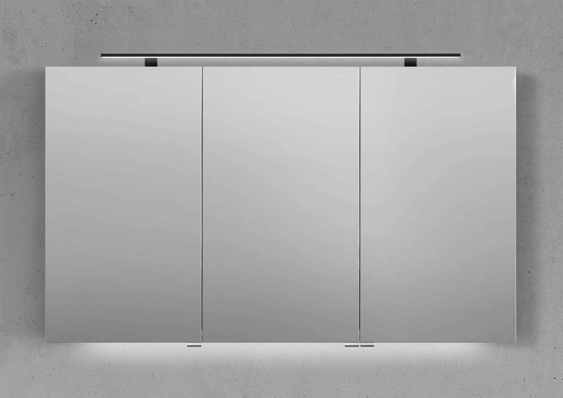 Intarbad Badezimmerspiegelschrank 3-türiger Spiegelschrank mit MULTI LED Aufsatzleuchte, dimmbar (Doppelspiegeltüren, Holz-/ Lackdekore, Maße von 120 bis 140 cm wählbar, Höhe 70 cm, Glasfachböden, Magnetleiste & Kosmetikspiegel Ø 12 cm) Vormontierte Lieferung, Floatglas, 160 kg Traglast, Made in Germany