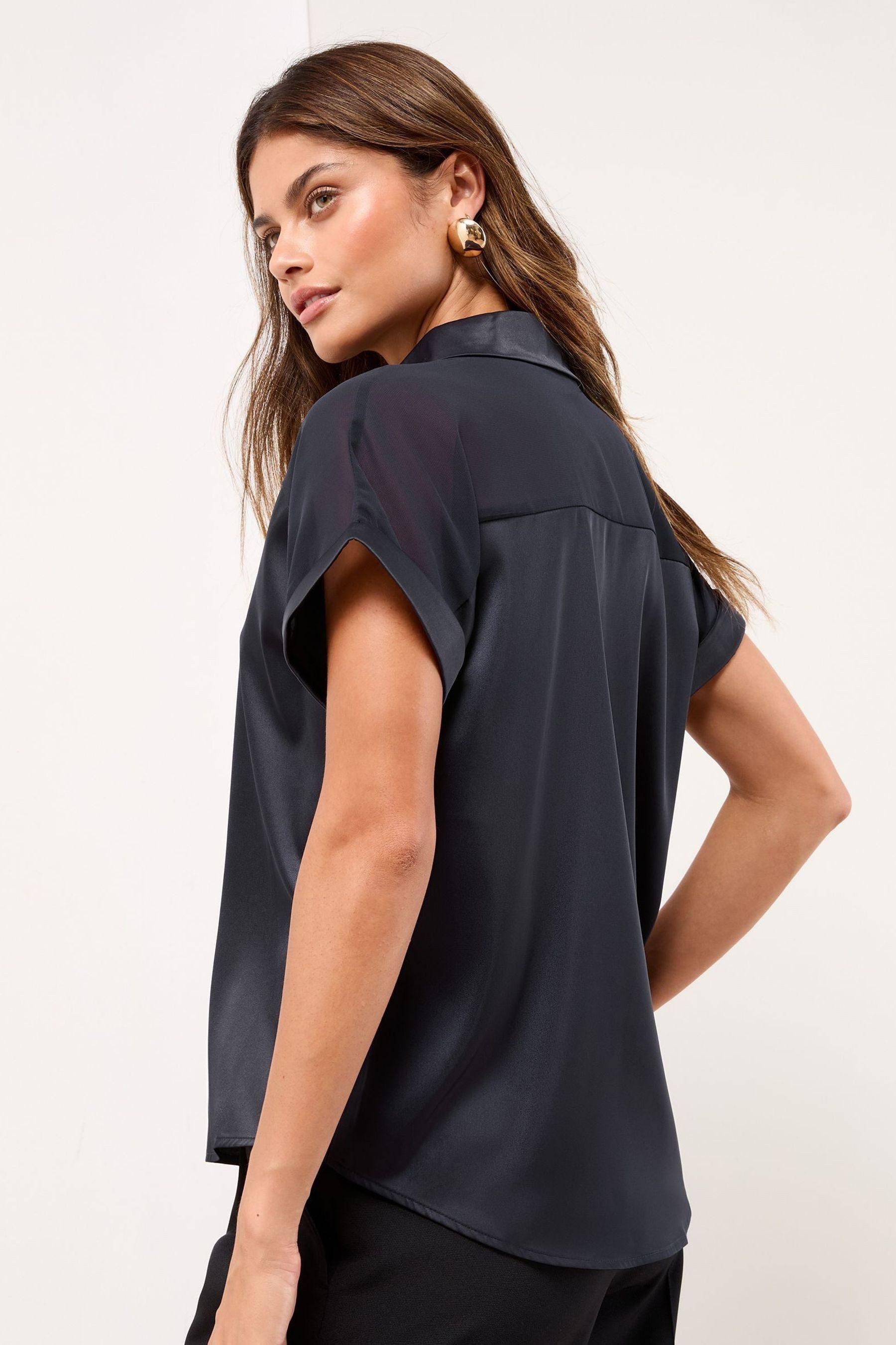 LIPSY Hemdbluse Lipsy Kurzarmhemd aus Satin und Chiffon, Regular (1-tlg) günstig online kaufen