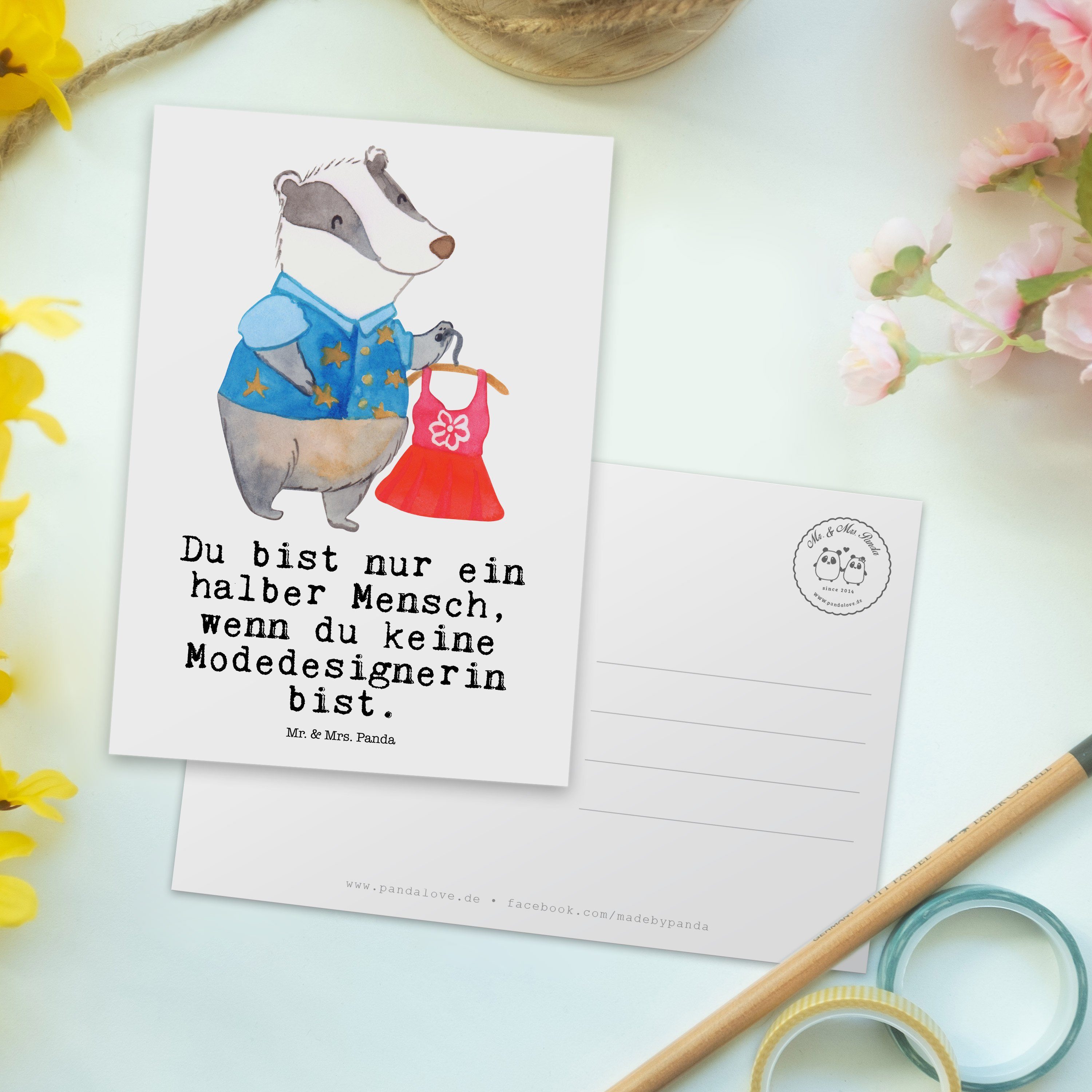 Mr. & Mrs. Weiß Postkarte - Modeschöpferin mit Geschenk, Herz Grußkarte, Modedesignerin - Panda