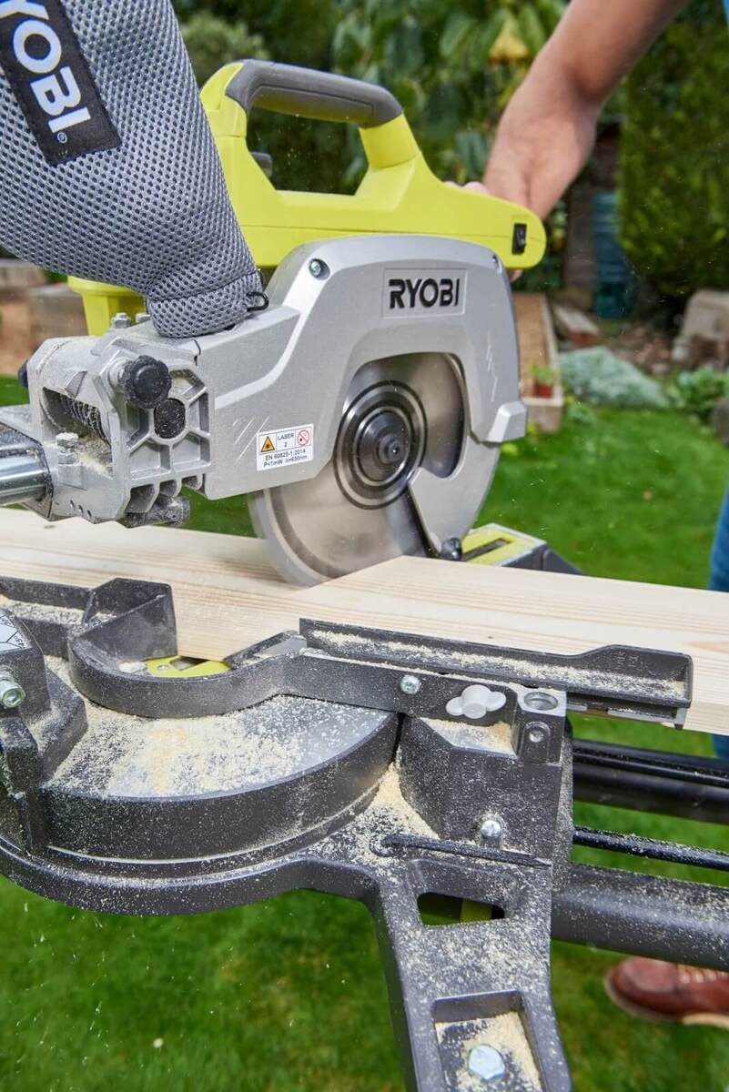 RYOBI Kapp- und Gehrungssäge Akku-Kapp-, Gehrungssäge ONE+ 18V ohne Akku, Ladegerät R18MS216-0
