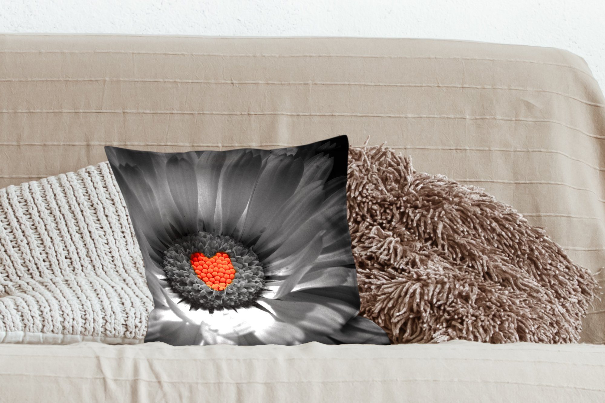Sofakissen Füllung Wohzimmer, Schlafzimmer, Herz, einer Deko, MuchoWow Ringelblume einem Schwarz-Weiß-Foto roten mit Dekokissen Zierkissen für mit