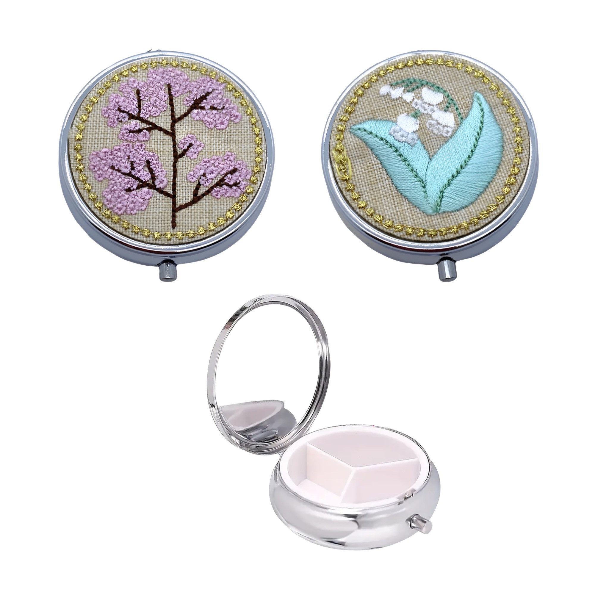 The Beauty House Pillendose Elegante Pillendose mit Blumenstickerei – Kirschblüte & Maiglöckchen, Kleine Tablettendose für Unterwegs, Reise-Pillenspender Tablettenbox