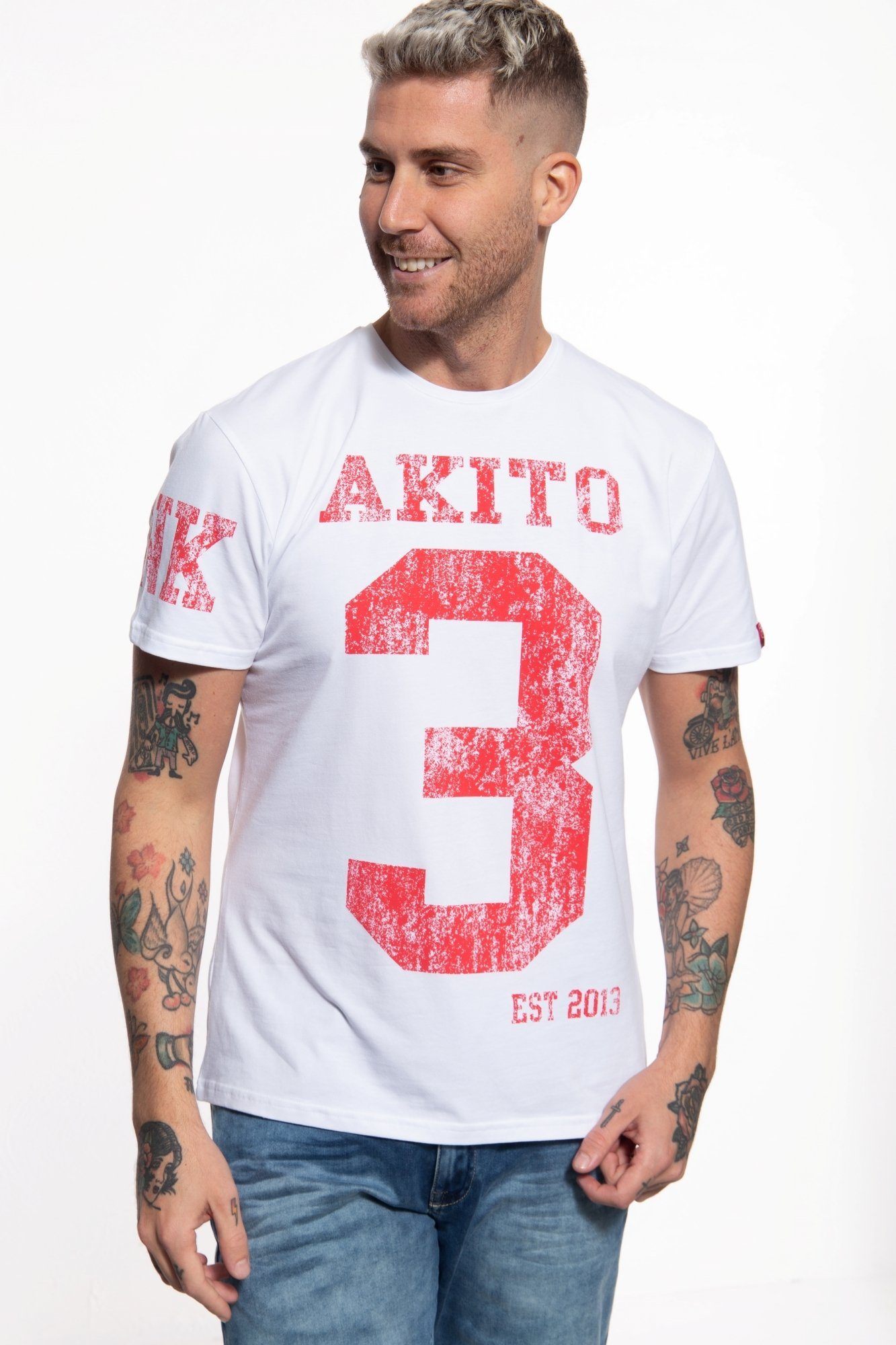 Akito Tanaka T-Shirt Number mit Print in der Front und auf dem Ärmel weiß