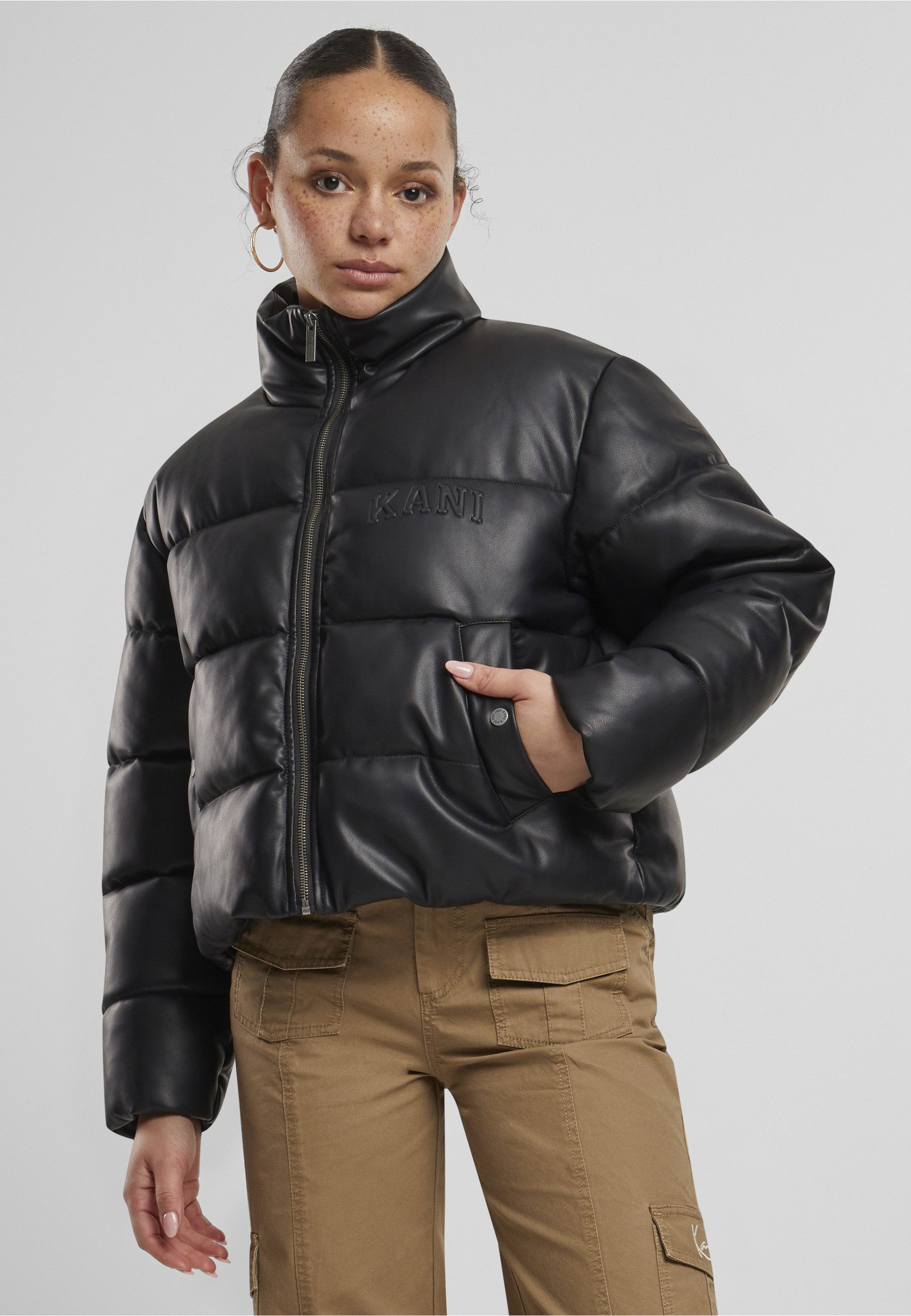 Karl Kani Winterjacke Karl Kani Karl Kani Serif Crop PU Puffer Jacket (1-St)