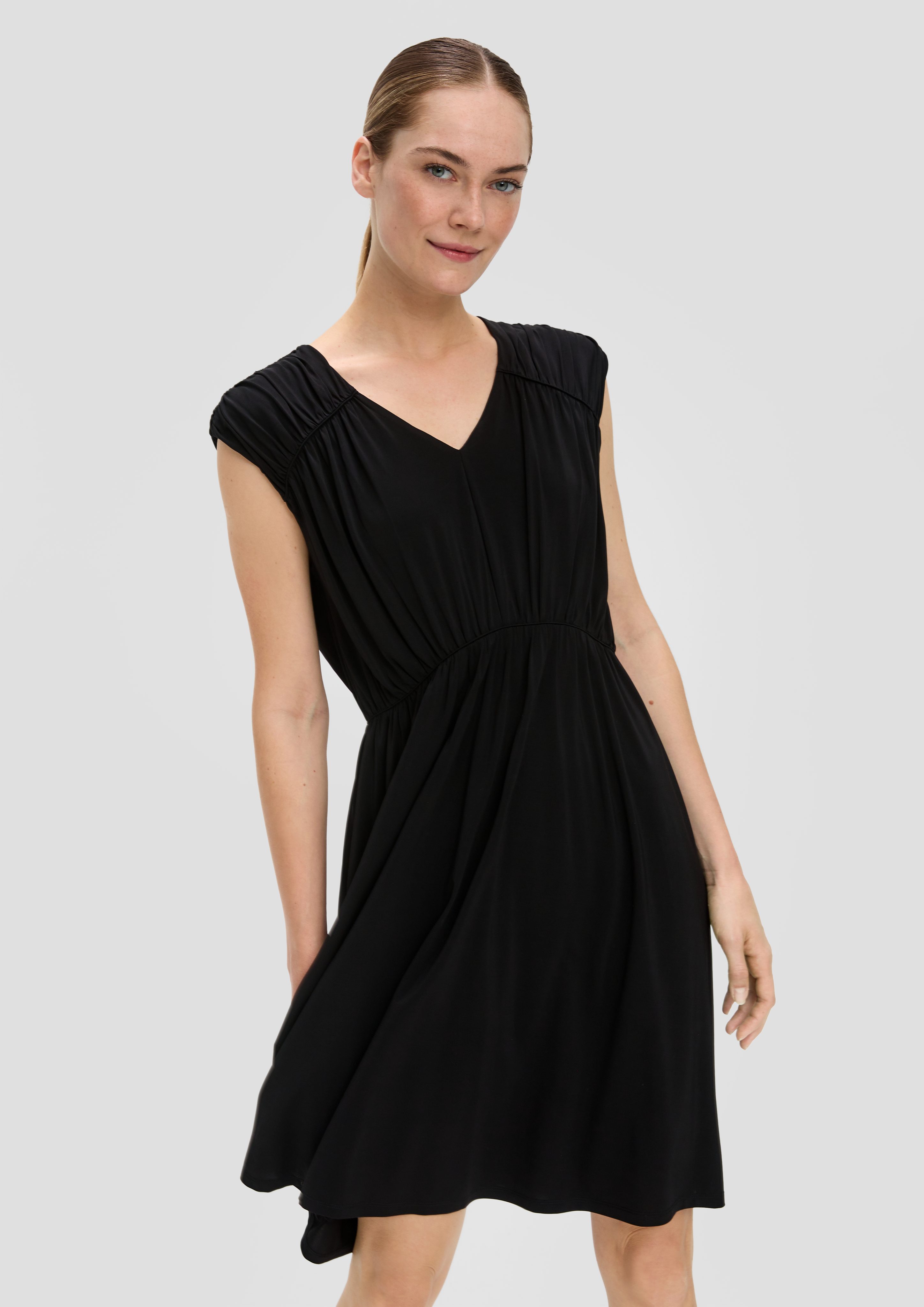 s.Oliver BLACK LABEL Minikleid Viskose-Mix-Kleid mit V-Ausschnitt und Raffungsdetails Raffung