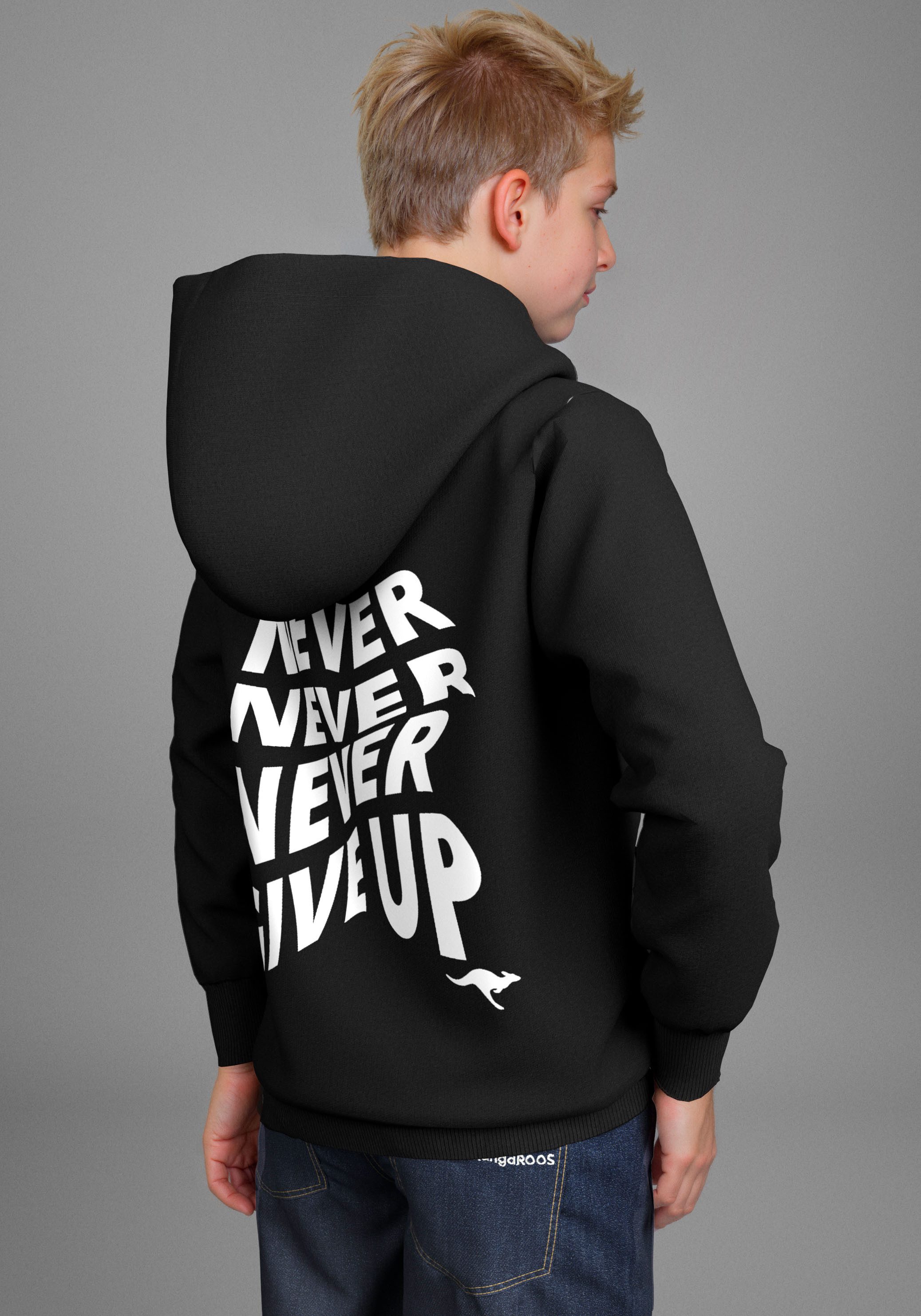 KangaROOS Kapuzensweatshirt Spruch: NEVER GIVE UP Sweatshirt mit großem Rückendruck