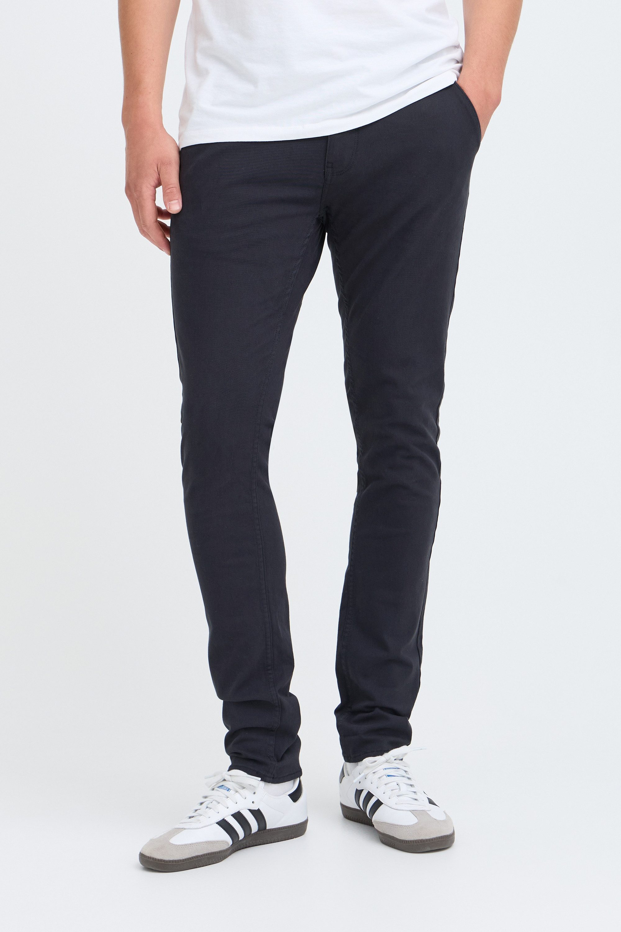 Blend Chinohose BHNatan Stoffhose mit normalem Bund und schmalem Beinen - Slim Fit. € 49,99