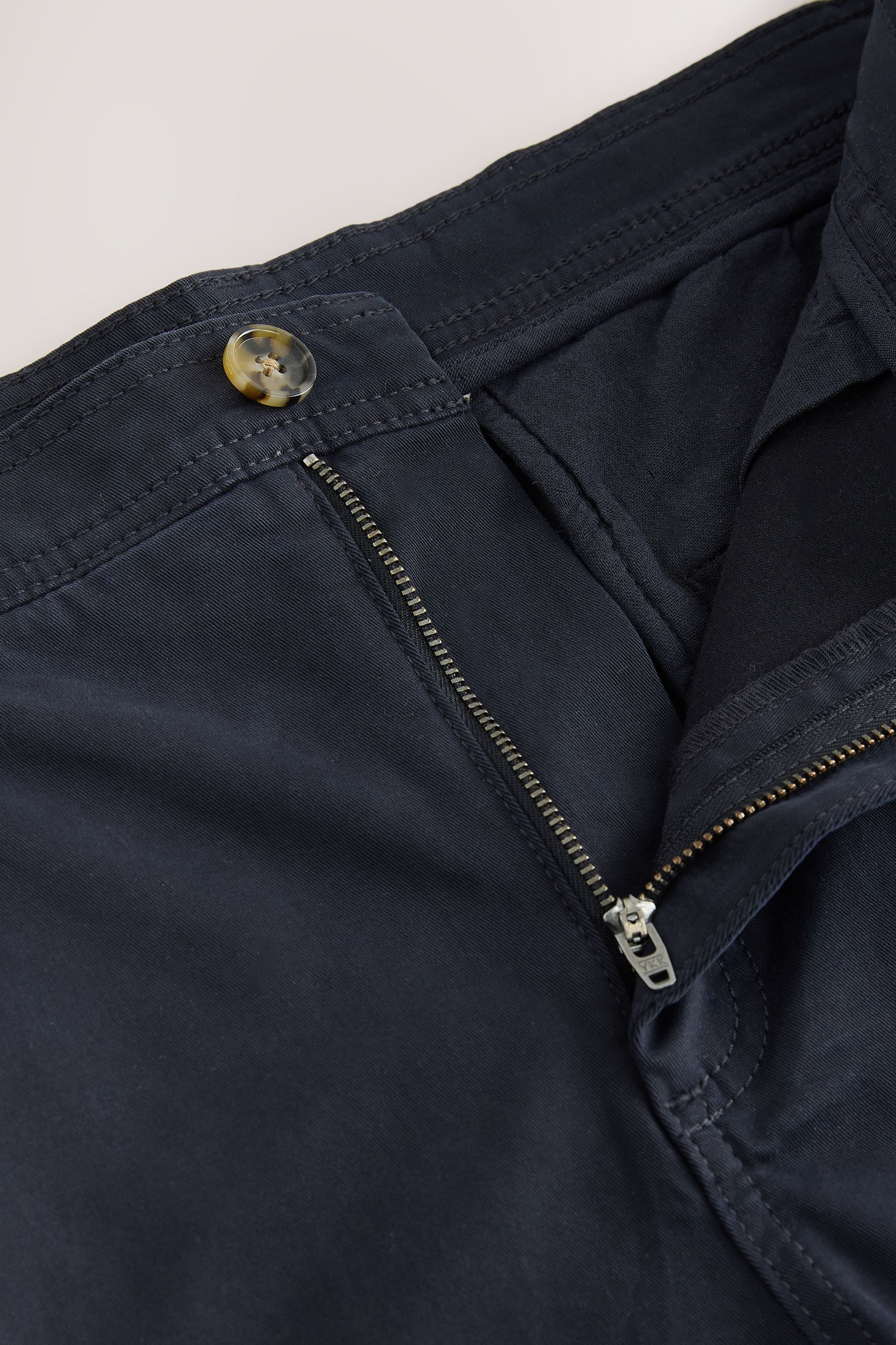 Next Shorts Chinohose mit Bundfalten und Supima-Baumwolle (1-tlg)