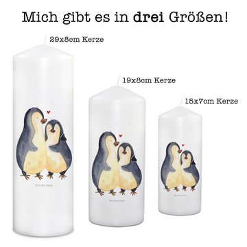 Mr. & Mrs. Panda Formkerze 29 x 8 cm XL Pinguin umarmen - Weiß - Geschenk, Liebesgeschenk, Gesch (1-tlg), Warmes Licht