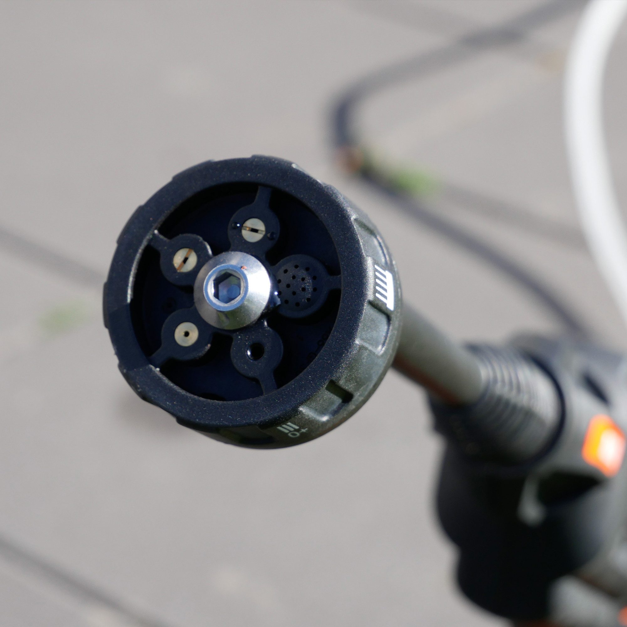 Yardforce Hochdruckreiniger LW C02A, Druck max: 22 bar, 98 W, Fördermenge max: 370 l/h, (1 tlg), mit einem 20-Volt-Universal-Motor – Bild 4 von 5