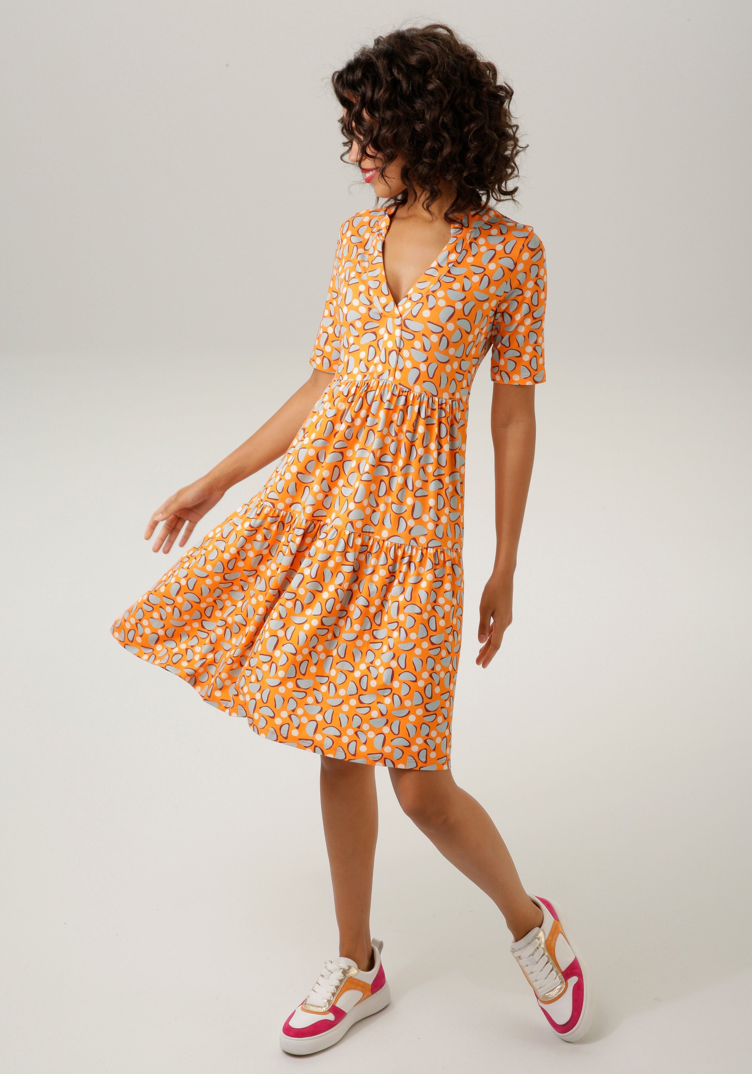 Aniston CASUAL Sommerkleid mit extravaganten, graphischem Druck