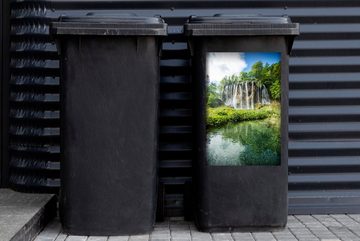 MuchoWow Wandsticker Wasserfälle im Wald des Nationalparks Plitvicer Seen (1 St), Mülleimer-aufkleber, Mülltonne, Sticker, Container, Abfalbehälter