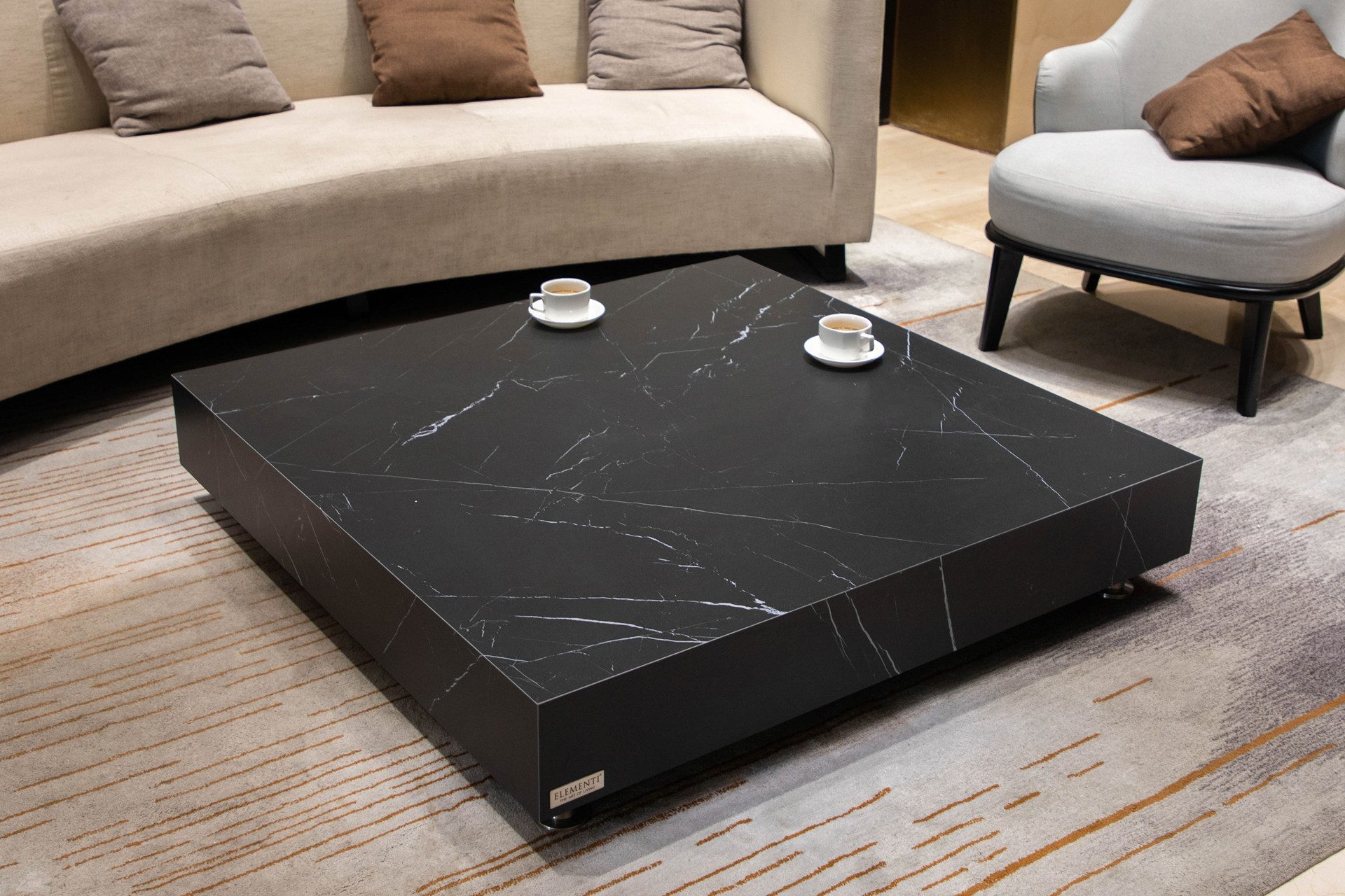 ELEMENTI Couchtisch SOFIA Tisch aus Marmor-Porzellan, hochglanz, stilvoll, wetterbeständig (1-St., Couchtisch aus Beton), Bulgarien Schwarz,Marmor