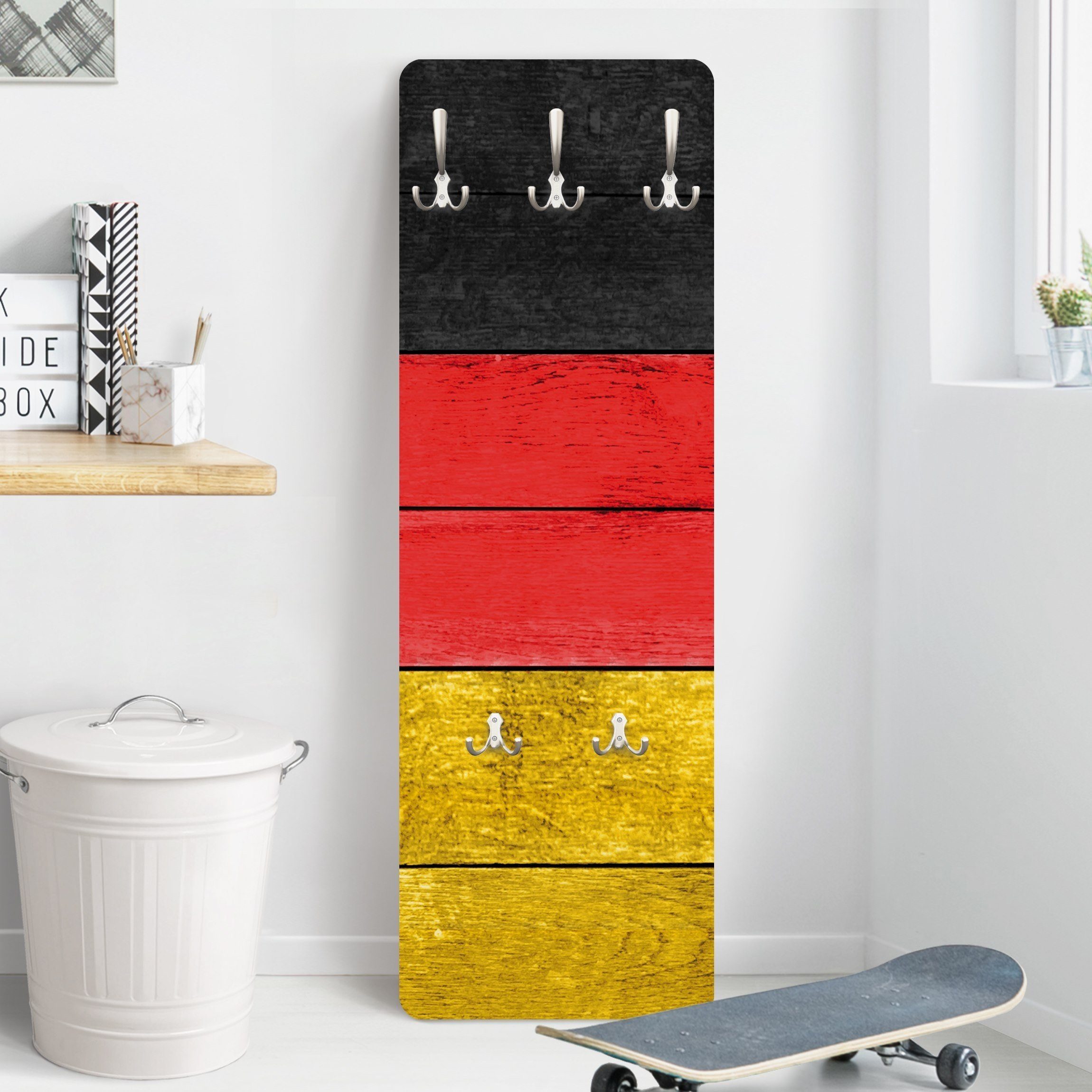 Bilderdepot24 Garderobenpaneel Design Sport Steinoptik Germany Woodwall (ausgefallenes Flur Wandpaneel mit Garderobenhaken Kleiderhaken hängend), moderne Wandgarderobe - Flurgarderobe im schmalen Hakenpaneel Design