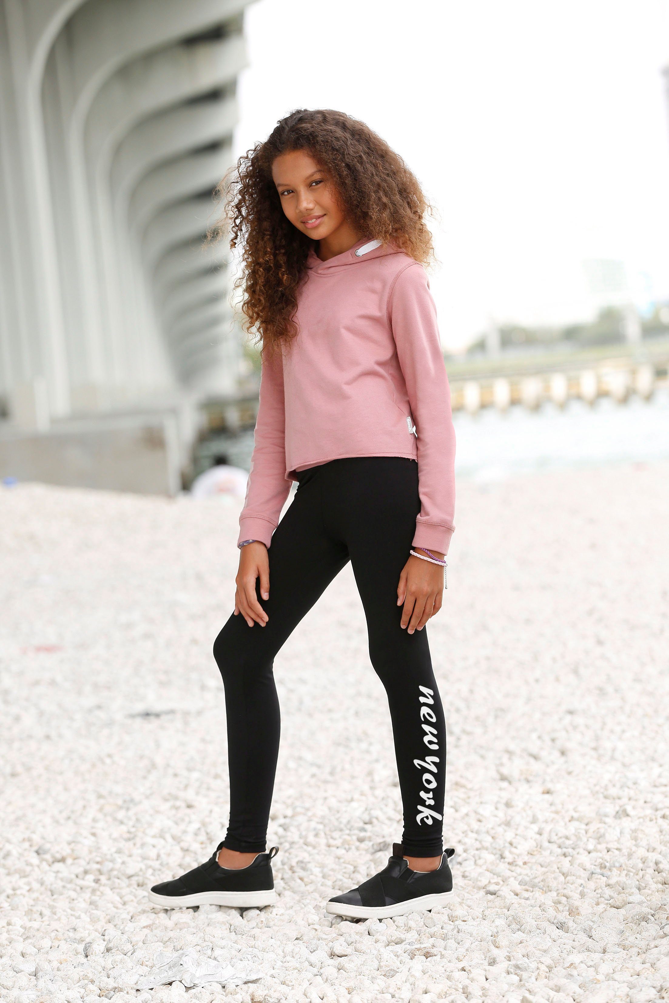 KIDSWORLD Leggings Stretch-Leggings mit New York Print mit Beindruck