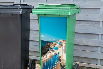 MuchoWow Wandsticker Blauer Bürgersteig in Santorini Griechenland (1 St), Mülleimer-aufkleber, Mülltonne, Sticker, Container, Abfalbehälter