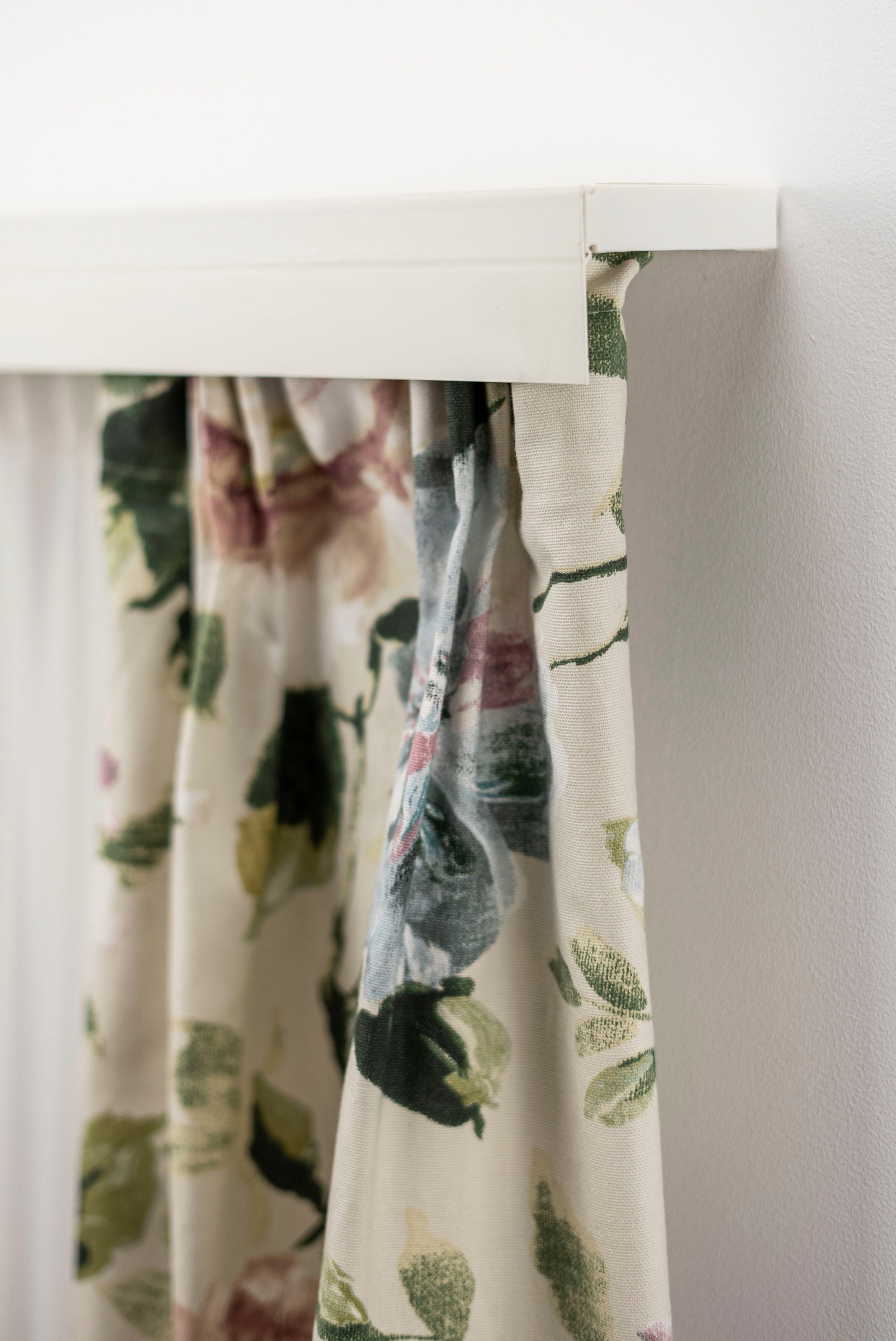 GARESA Gardinenschiene Kunststoffschiene mit Blende, 2-läufig, Wunschmaßlänge, mit Bohren, verschraubt, Kunststoff, Deckenmontage, verlängerbar, einfache Montage, schlicht