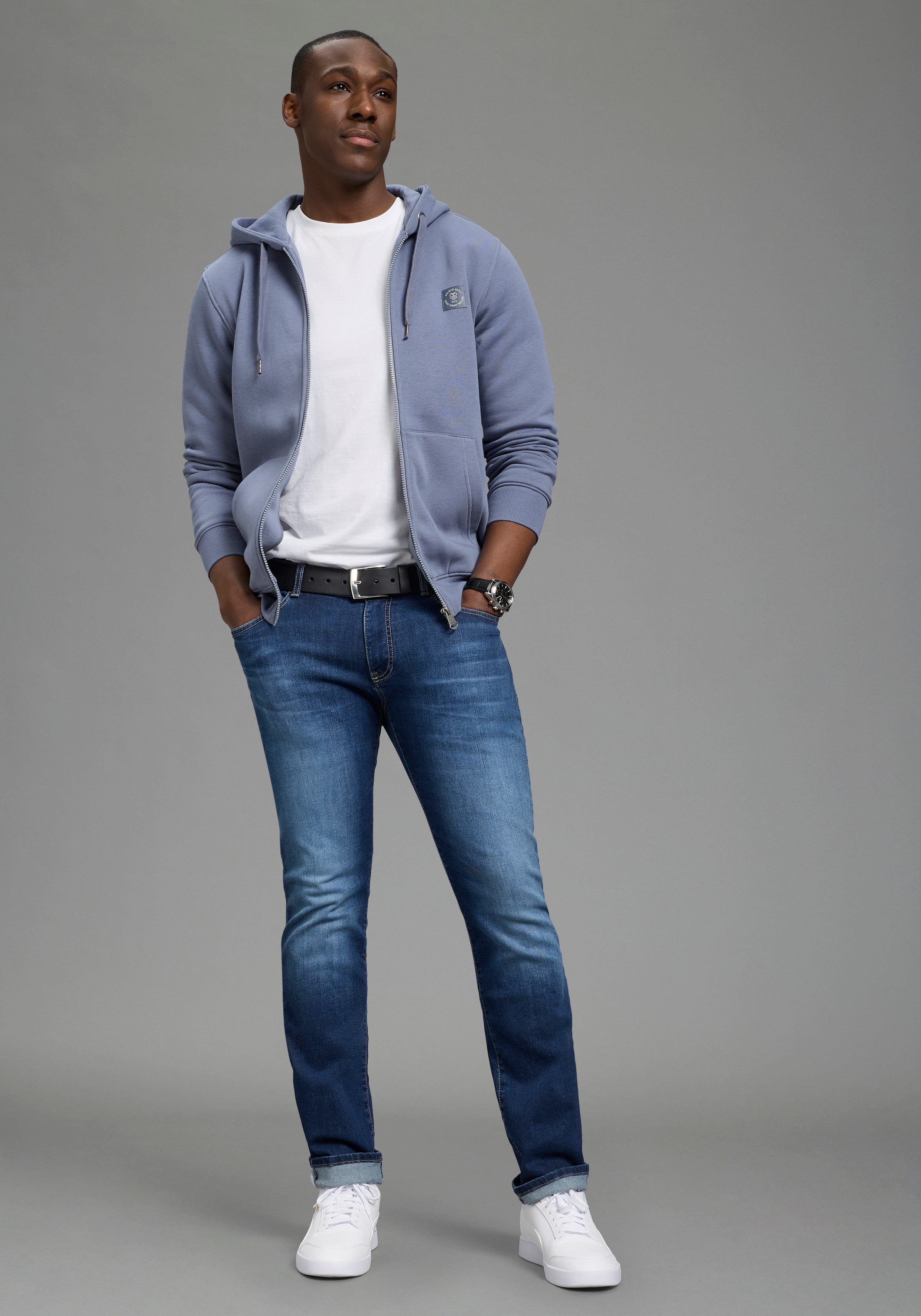 DELMAO Kapuzensweatjacke mit Kapuze, mit Kordelzug, aus angerauter Sweatware, mit Langarm – Bild 4 von 5