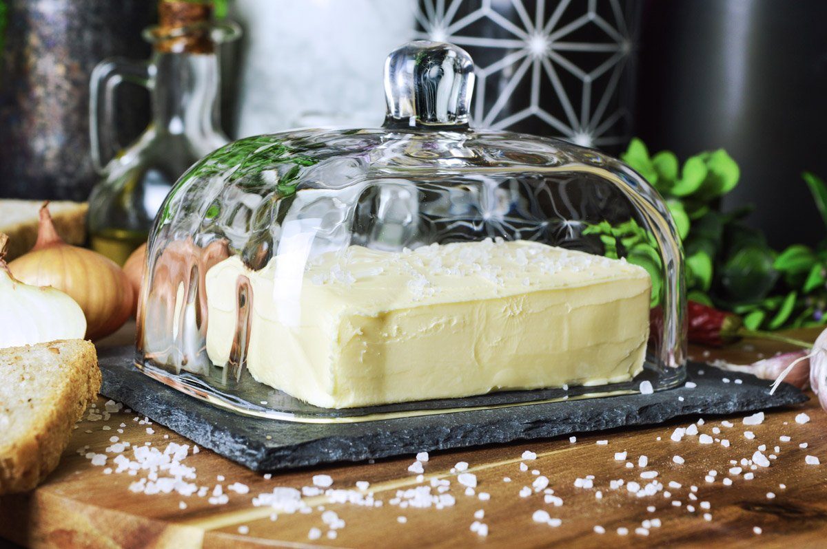 Sendez Butterdose auf Schieferplatte Butterglocke Butterschale Kühlschrankbutterdose