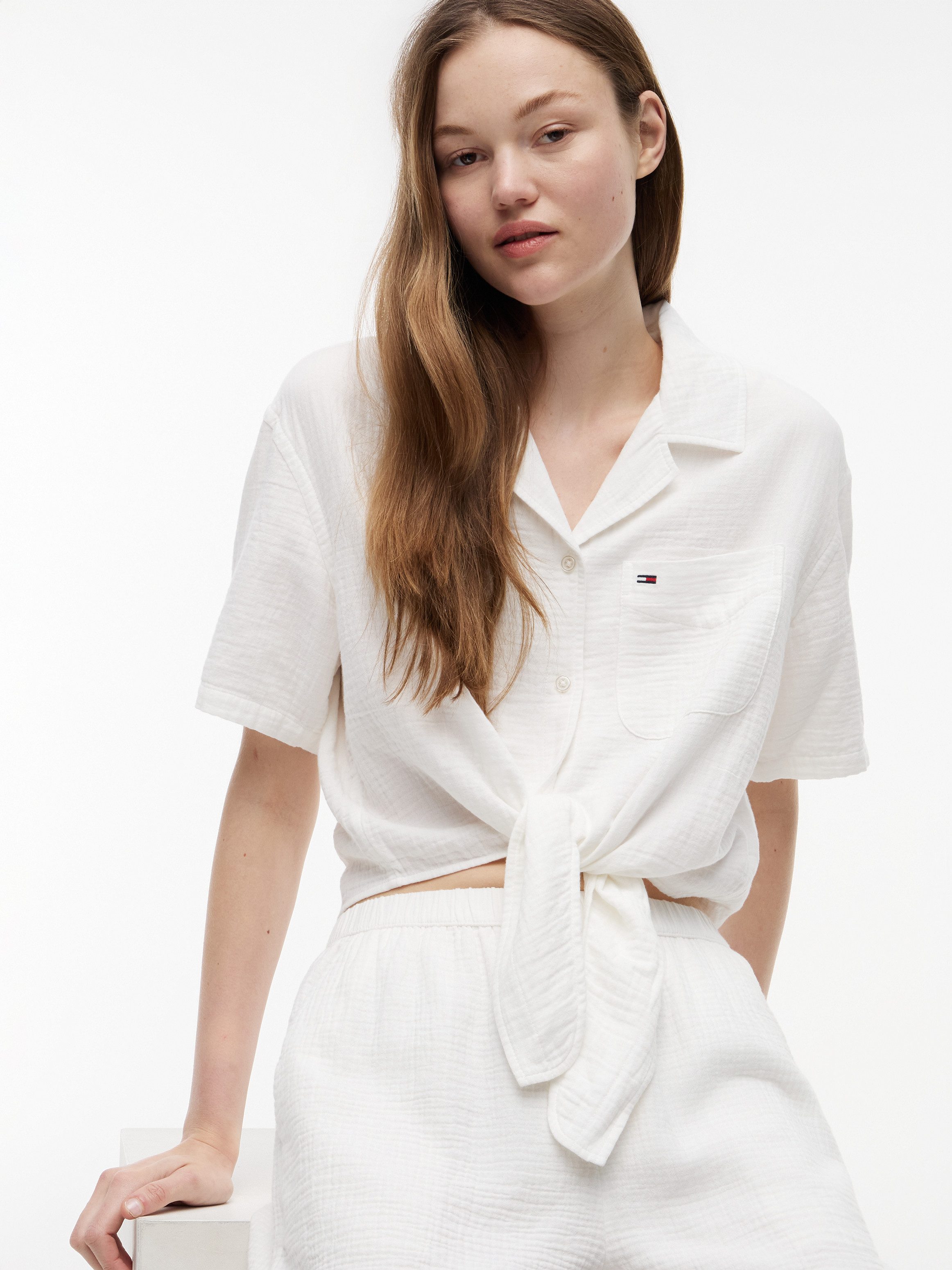 Tommy Jeans Kurzarmbluse TJW TEXTURED TIE FRONT SS SHIRT Baumwolle, Brusttasche, Saum zum Knoten