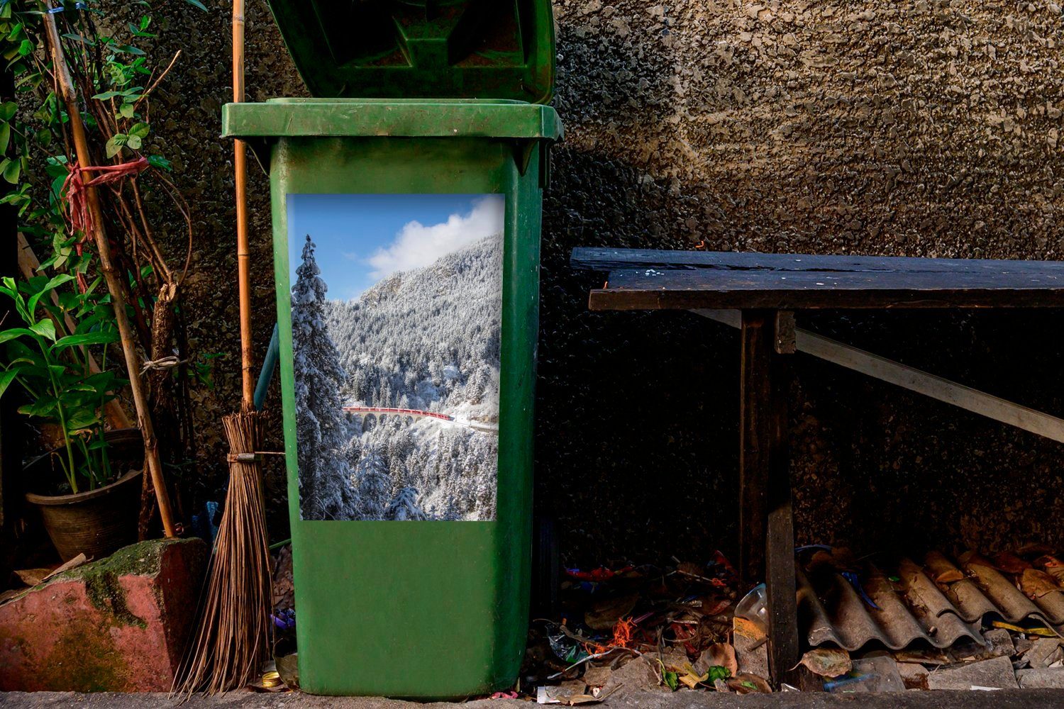 Mülltonne, dem die der Mit Schweiz St), Abfalbehälter Container, Winterlandschaft MuchoWow Sticker, Mülleimer-aufkleber, Wandsticker Zug (1 durch