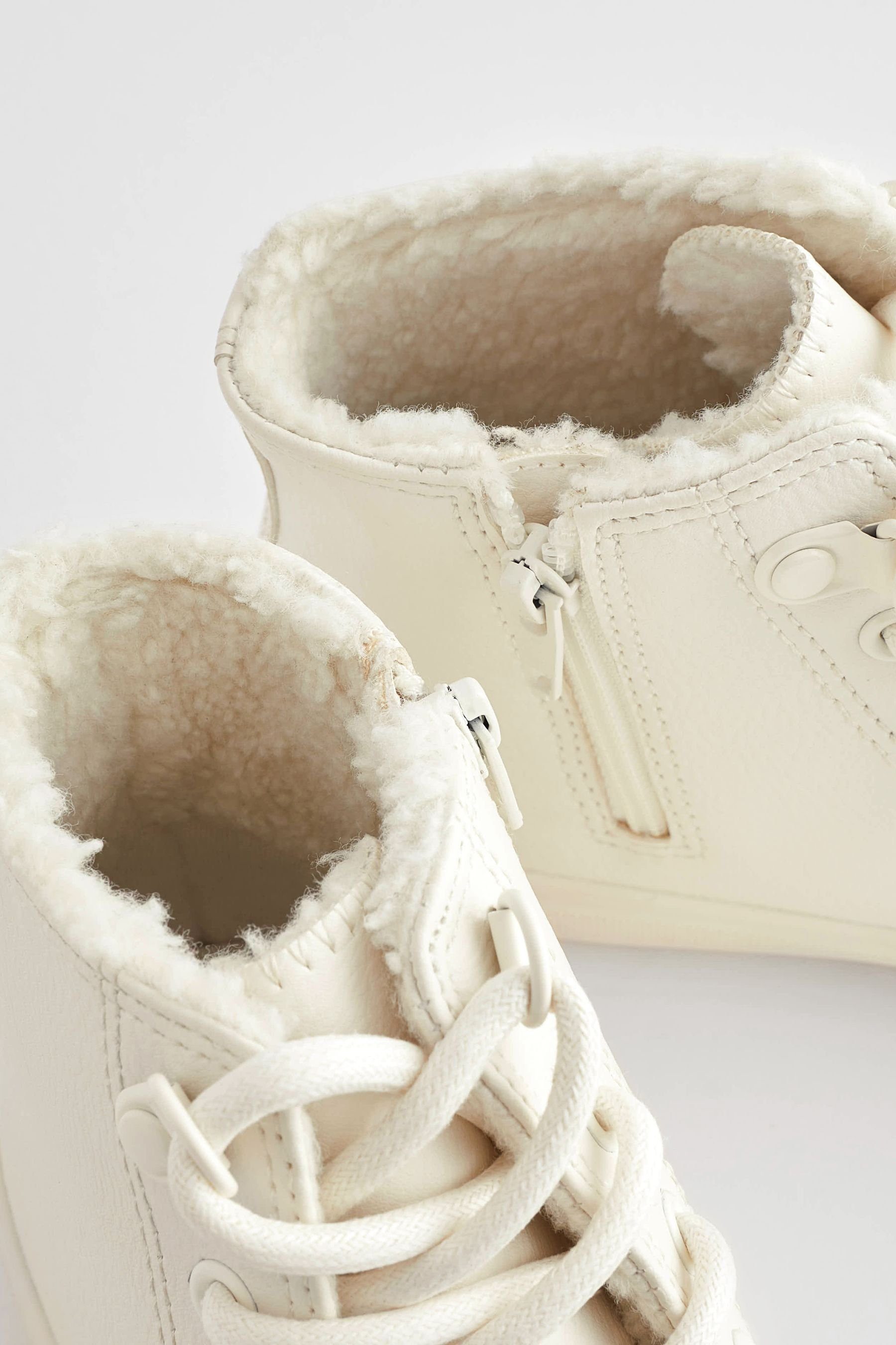 Next Knöchelhoher Sneaker Faux White Lined Sneaker (1-tlg) Fur