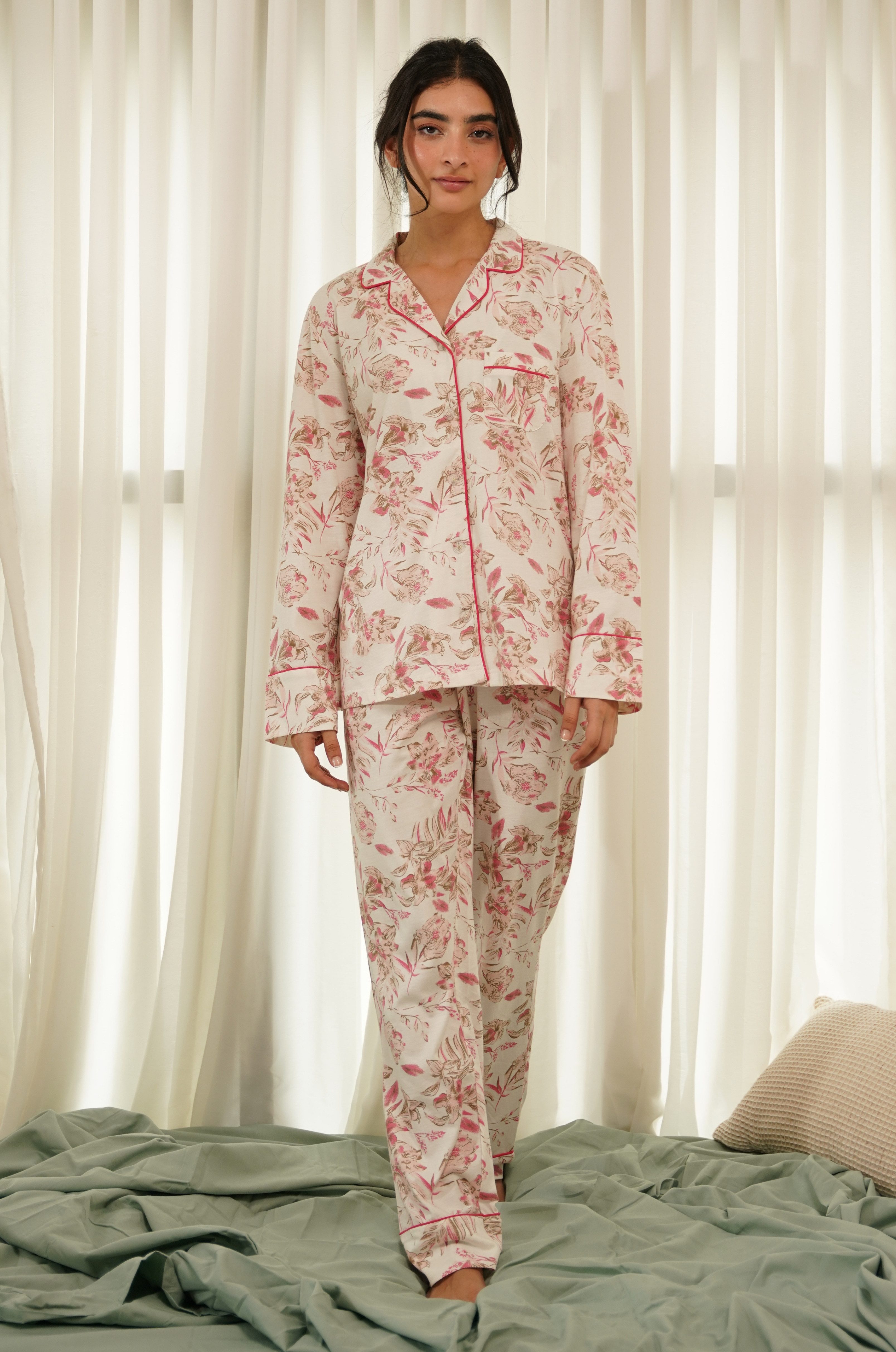SNOOZE OFF Pyjama Damen Schlafanzug mit floralem Print in Creme und Rosa aus 100 % Baumwolle mit Kontrastpaspeln