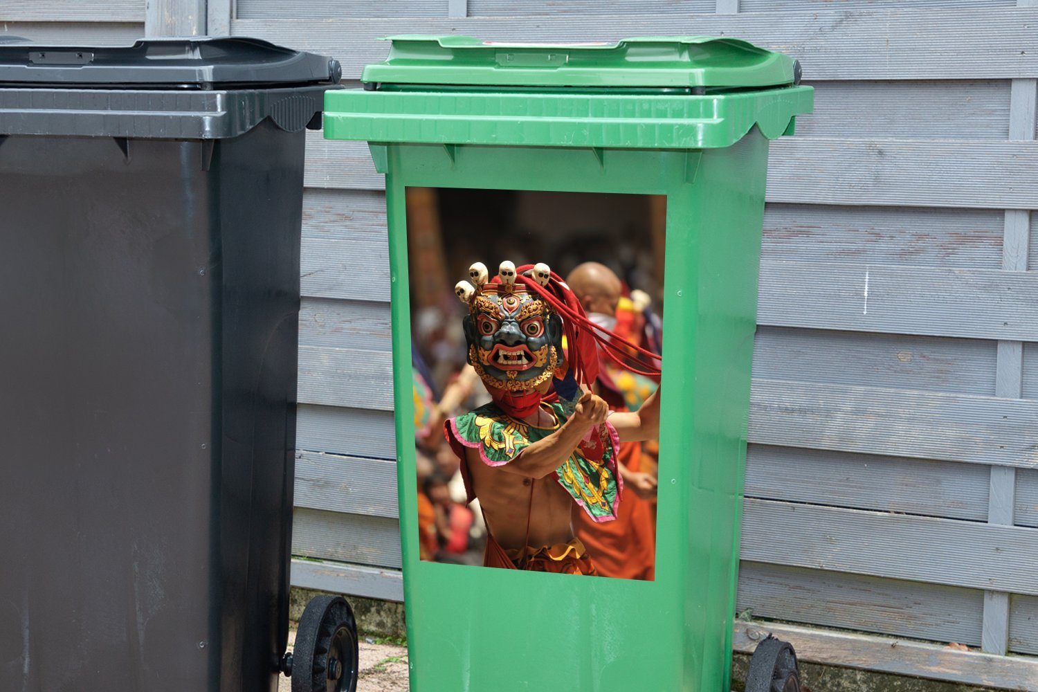 St), Maske mit Sticker, Container, Bhutan (1 Mülltonne, Wandsticker Tänzerin Mülleimer-aufkleber, in MuchoWow Abfalbehälter