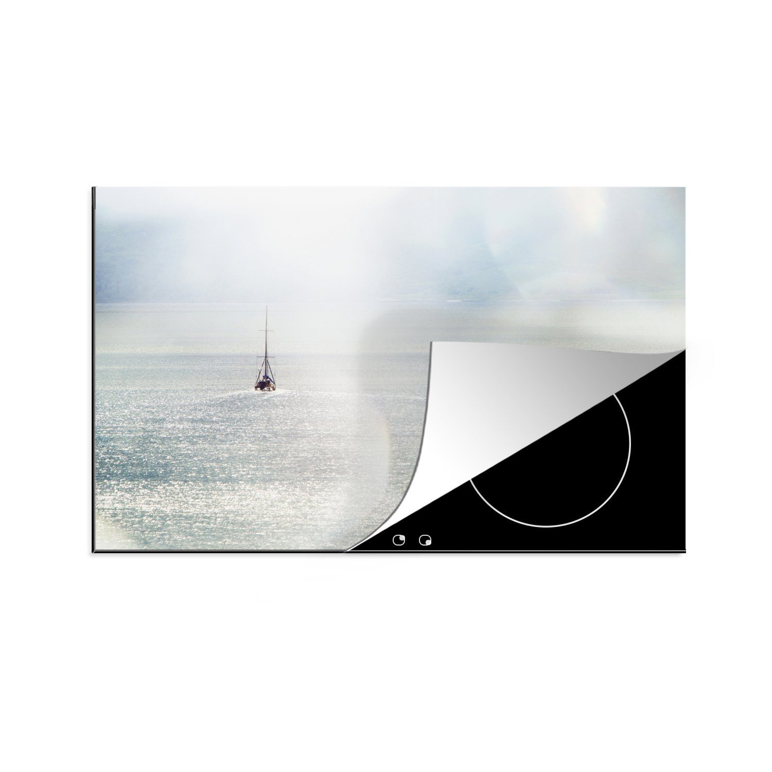 MuchoWow Herdblende-/Abdeckplatte Segelboot segelt vor der Küste von Schottland, Vinyl, (1 tlg), 81x52 cm, Induktionskochfeld Schutz für die küche, Ceranfeldabdeckung