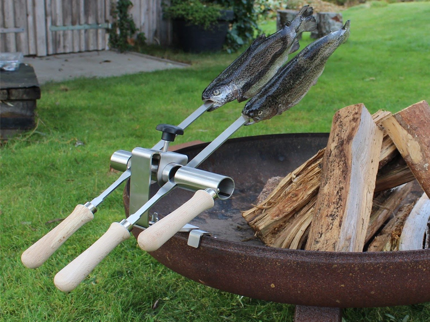Schilling Fischgrilltechnik Grillguthalter Feuerschale Edelstahlspieße kleine Schalen für Steckerlfisch, Edelstahl & Buche, (Komplettset, Halterung, Spieße, Schrauben, Griffe, Anleitung + Probegewürz), Stabiler Feuerschalen Steckerlfischhalter - traditionell Fischgrillen