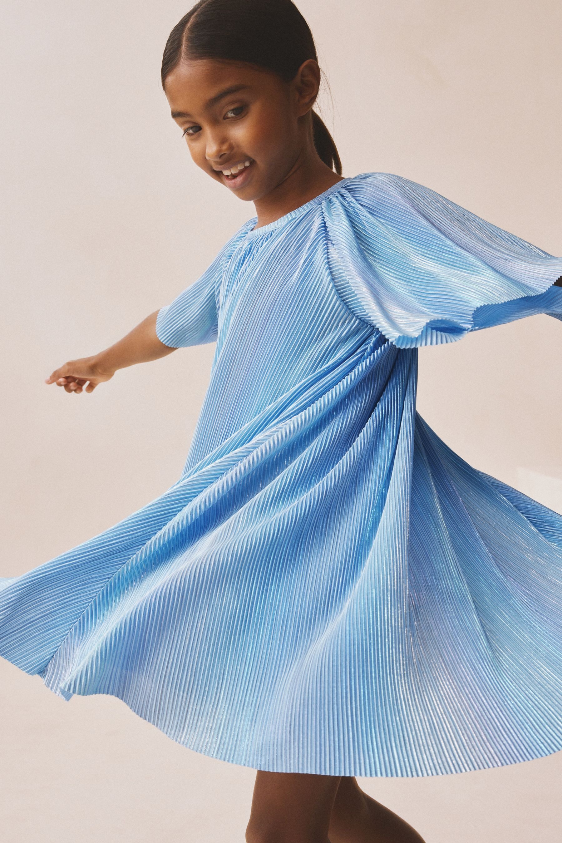 Next Partykleid Glitzendes Partykleid mit Flügelärmeln (1-tlg)