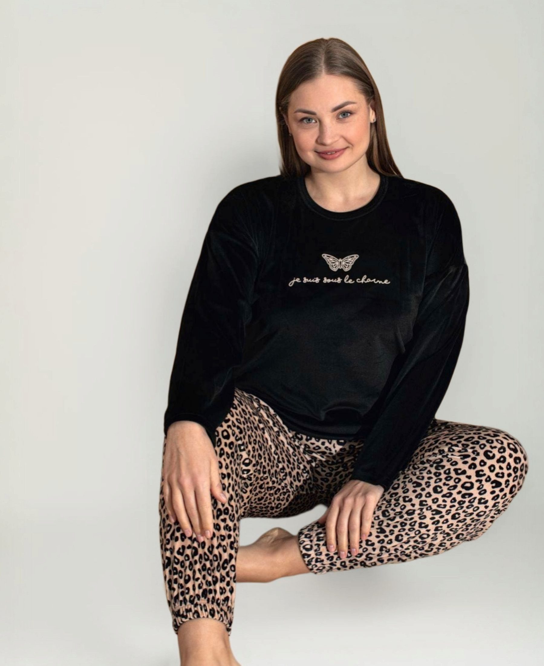fashionshowcase Hausanzug Hausanzug Damen Samt Schlafanzug Loungewear Pyjama Set Leopardenmuster (2-teilig (Langarmshirt & Hose) Samt-Set mit Schmetterling Stickerei & Leopardenmuster