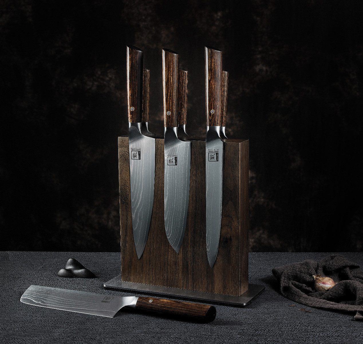Zayiko Schneidebrett Aus Massivem Nussbaumholz – Trapezform Mit Griff, 40x24,7 Cm, Messerschonend