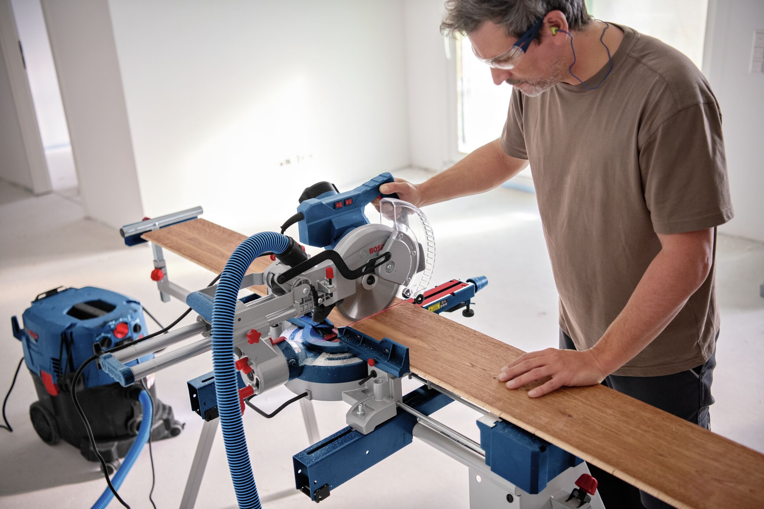 BOSCH Kapp- und Gehrungssäge GCM 305-216 D, Im Karton