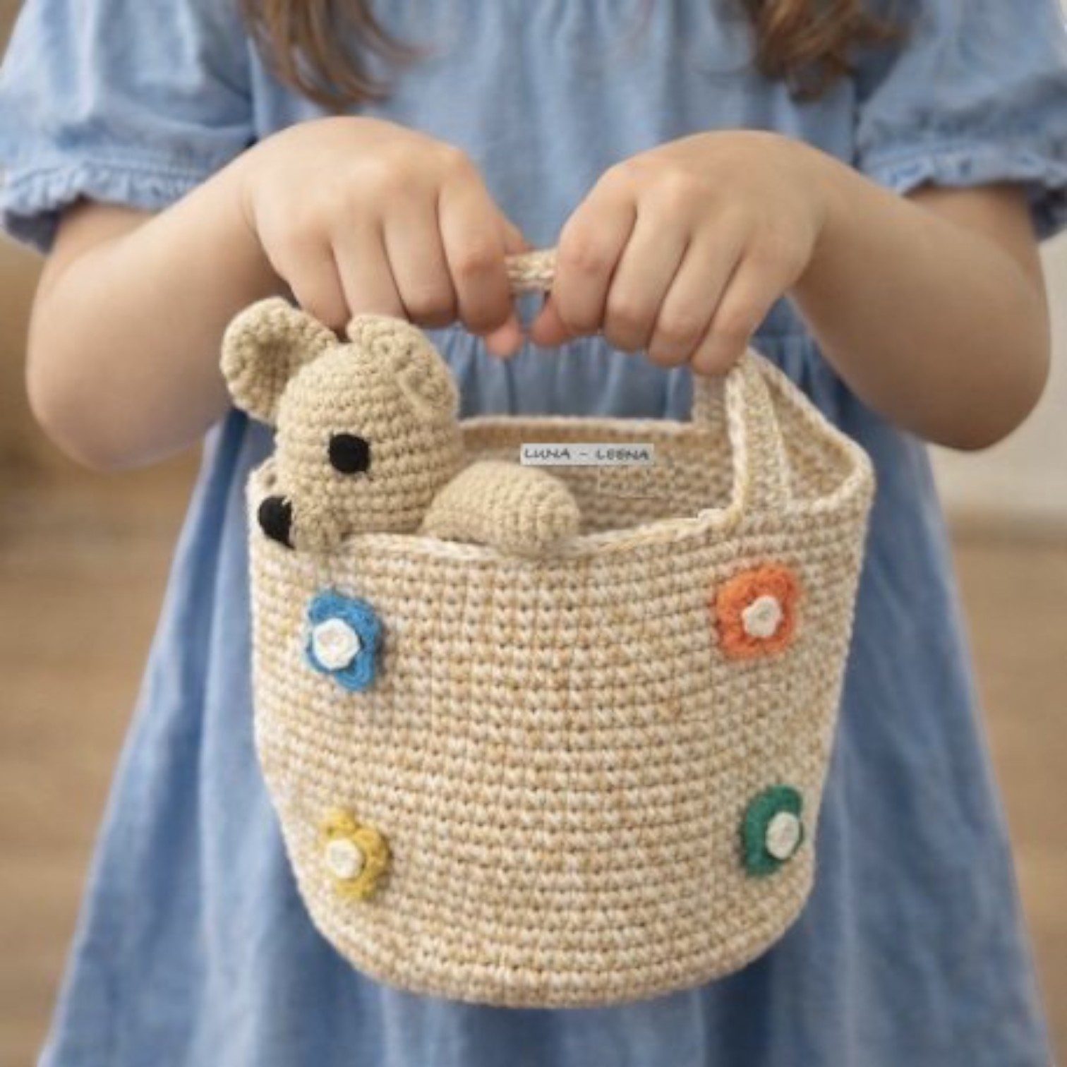 Luna-Leena Handtasche Kinderhandtasche Gänseblümchen aus Bio-Baumwolle – gehäkelt in Nepal