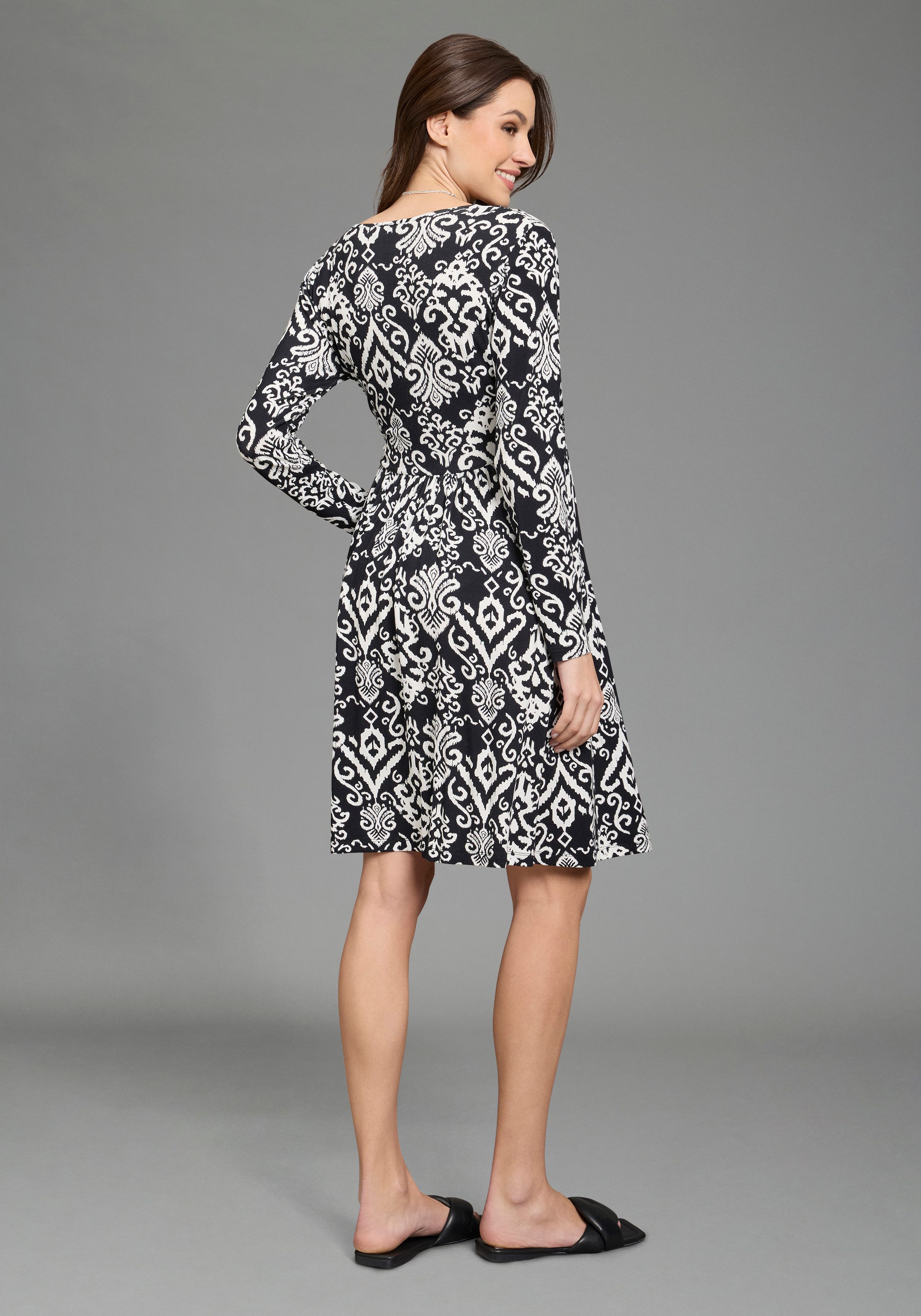 Neun Monate Umstandskleid, Viskose-Kleid für Schwangerschaft und Stillzeit, Stillkleid in fließender Form und mit modischem Mustser