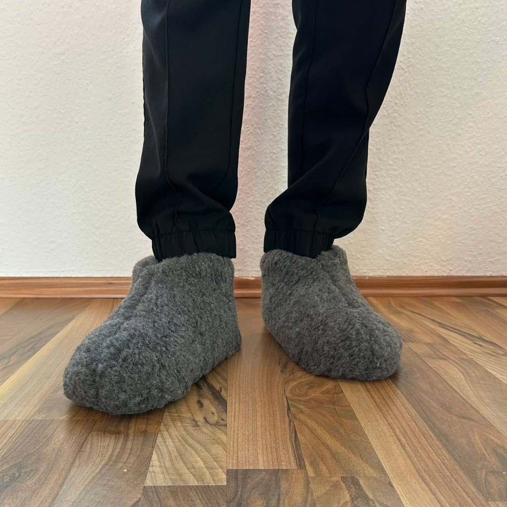 Home & Joy Montreal Hüttenschuhe (aus Schaf-Wolle weich & warm gefüttert bequem atmungsaktiv rutschfest) hohe Winter Hausschuhe geschlossen Lamm-Fell Woll-Socken Schur-Wolle