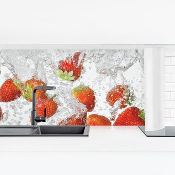 Bilderdepot24 Küchenrückwand weiß dekor Obst Frische Erdbeeren im Wasser Wandverkleidung Küche, (1-tlg., Nischenrückwand - für Fliesenspiegel ohne Bohren - matt), Spritzschutz Rückwand Küche Herd - Folie selbstklebend versch. Größen