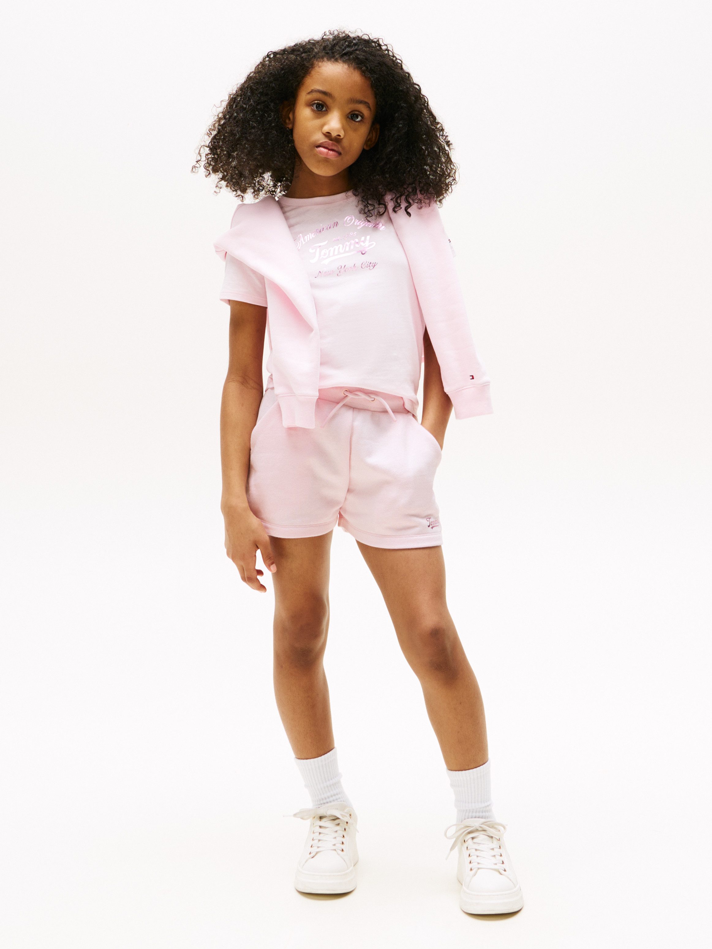 Tommy Hilfiger Sweatshorts TOMMY SCRIPT SWEATSHORT für Kinder bis 16 Jahre, glänzender Logo-Schriftzug