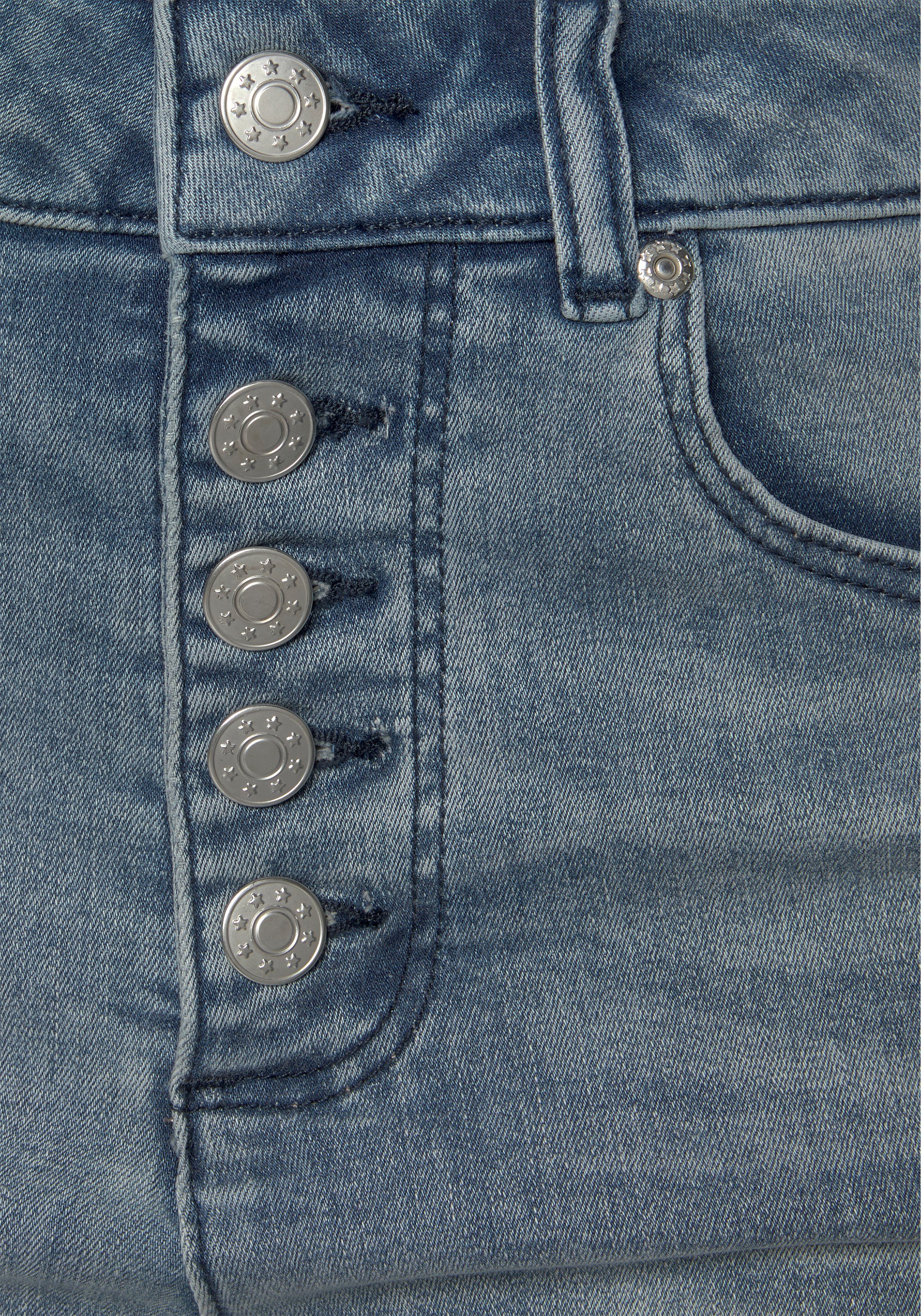 in High-waist-Form Buffalo blue-washed Jeansshorts