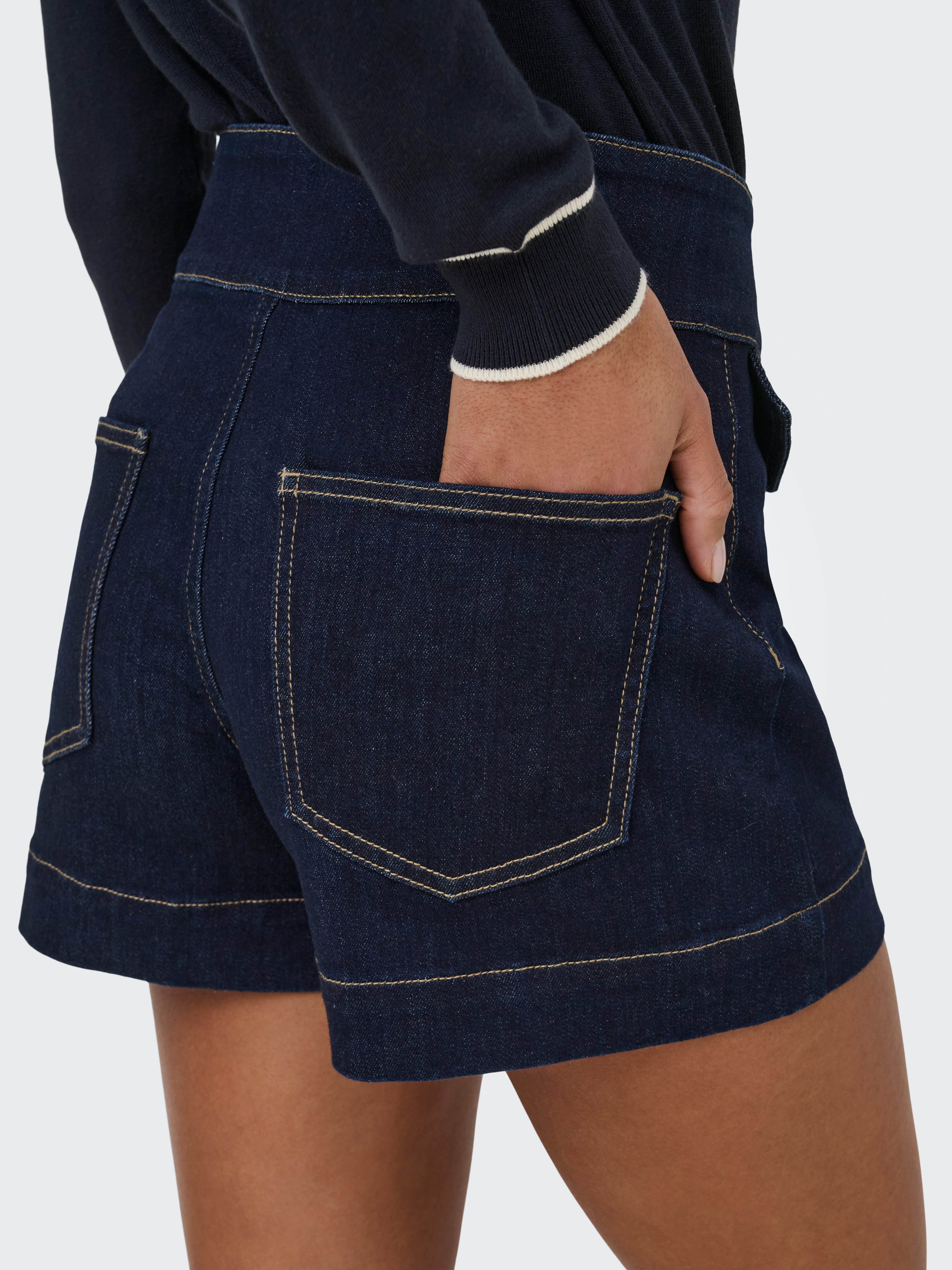 ONLY Jeansshorts ONLEMILIA HW GOLD BUT DNM SHORTS NOOS Materialmix, regular fit, High Waist