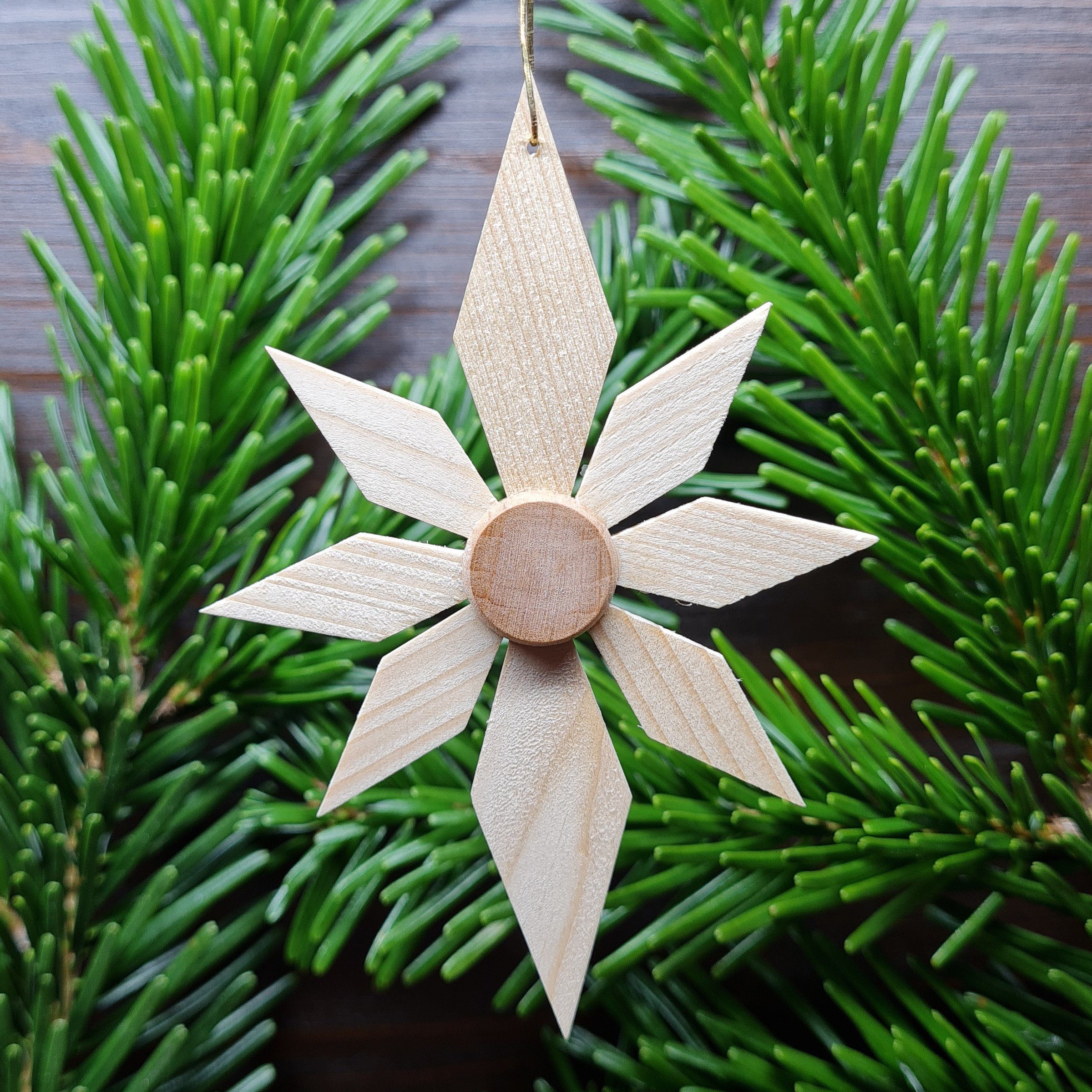 Christbaumschmuck großen 6 2 mit Zarte Christbaumschmuck Holzecken ø 10, Segmenten u. aus kleinen Holzstern Kiefernholz