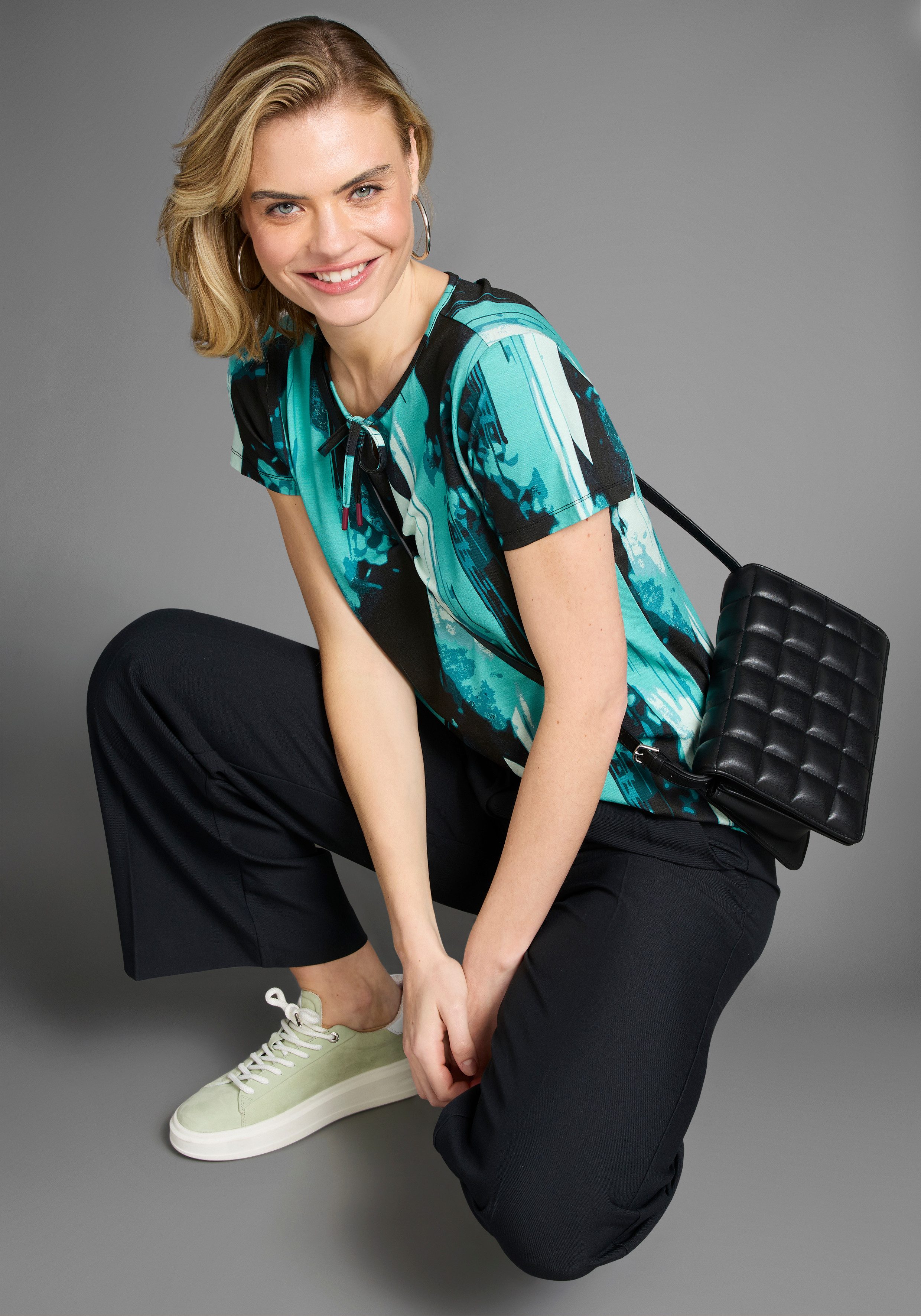 Laura Scott T-Shirt mit Allover Druck in Wasserfall-Optik, Schleifenband günstig online kaufen