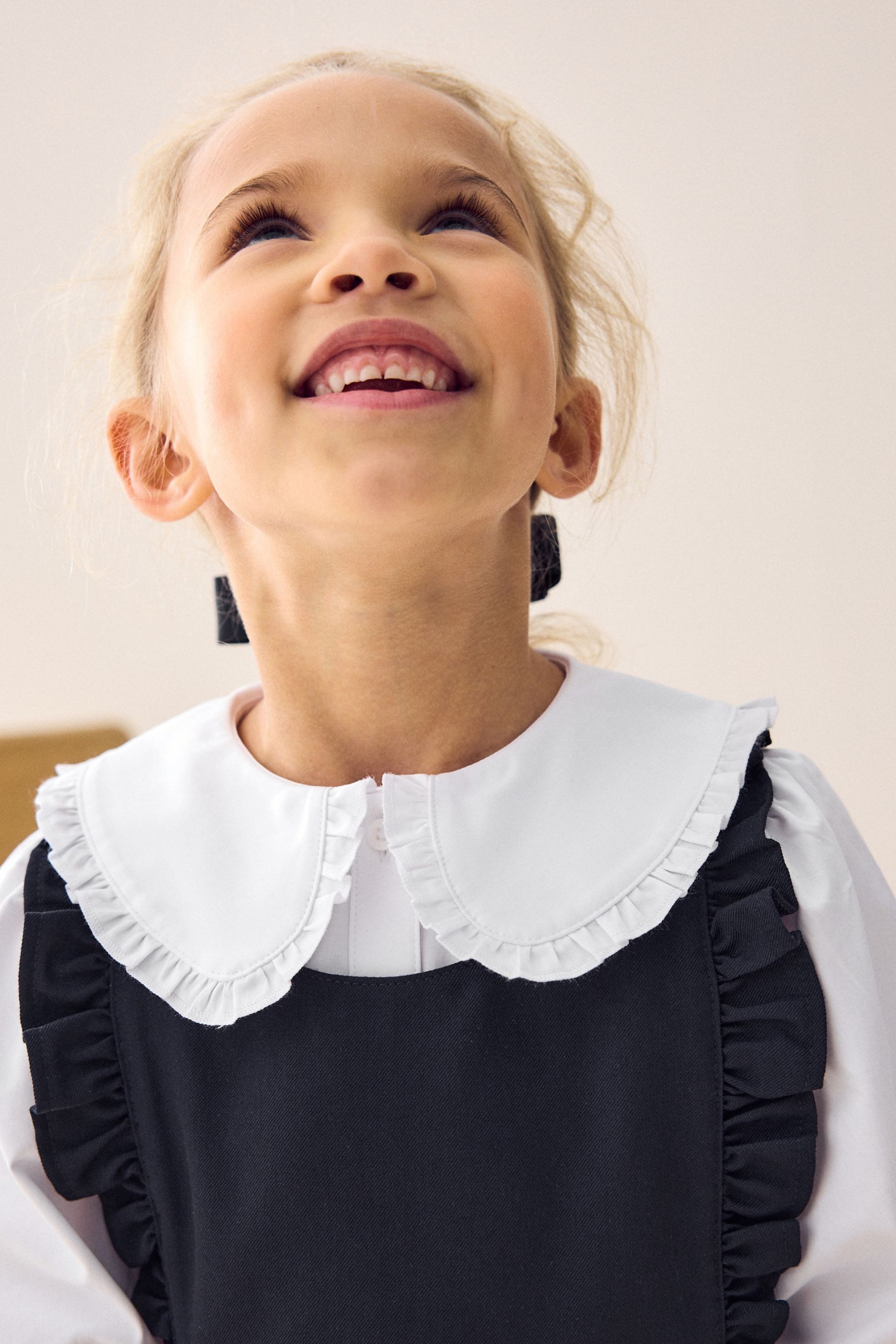 Next Latzkleid Schulkleidung Latzkleid mit Rüschendetail (1-tlg)