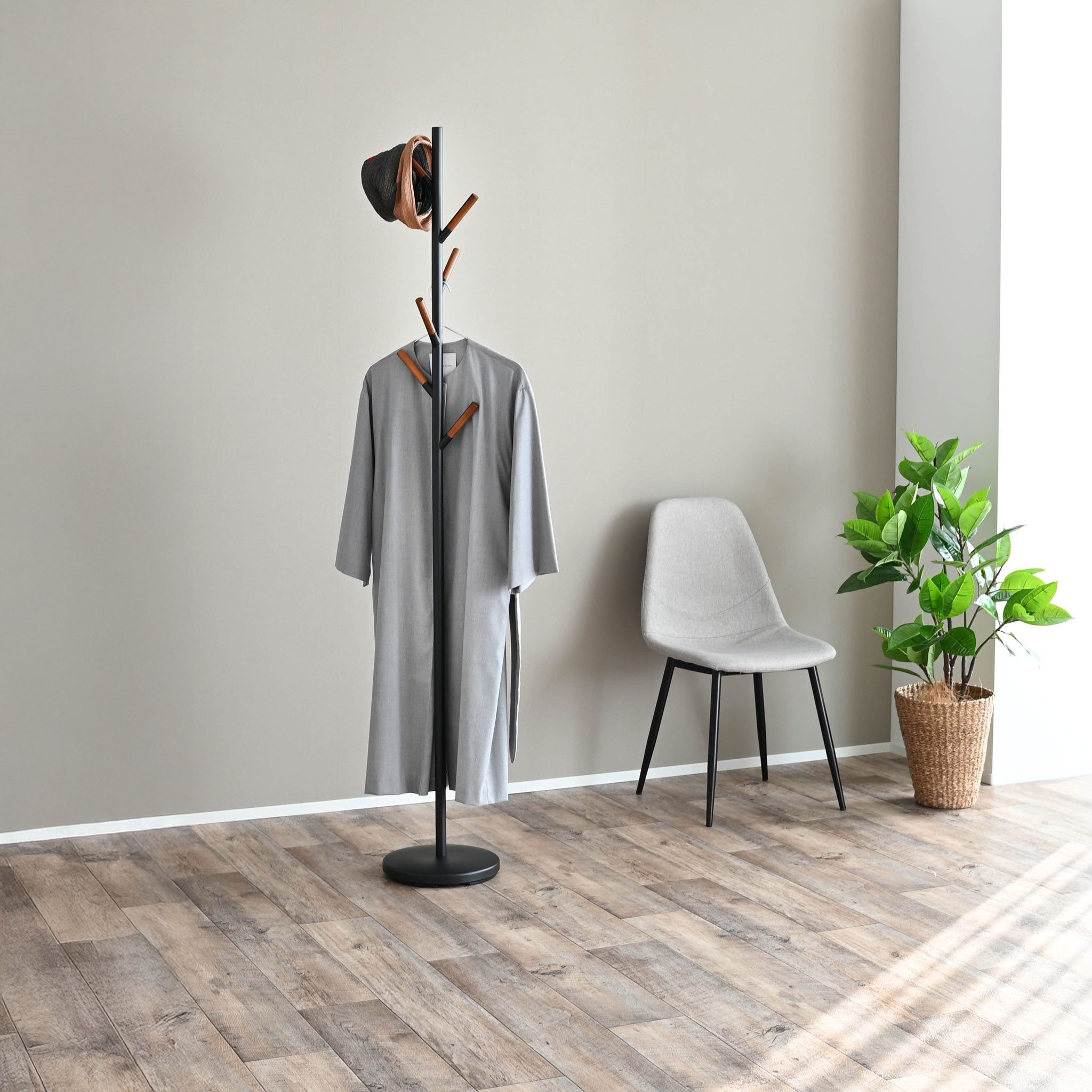 Yamazaki Garderobenständer PLAIN Garderobe, Stahl / Holz, minimalistisch, 28 x 28 x 177 cm (L x B x H)