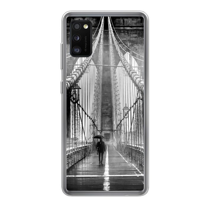 MuchoWow Handyhülle Brooklyn Bridge während des Regens in Schwarz und Weiß Handyhülle Samsung Galaxy A41 Smartphone-Bumper Print Handy