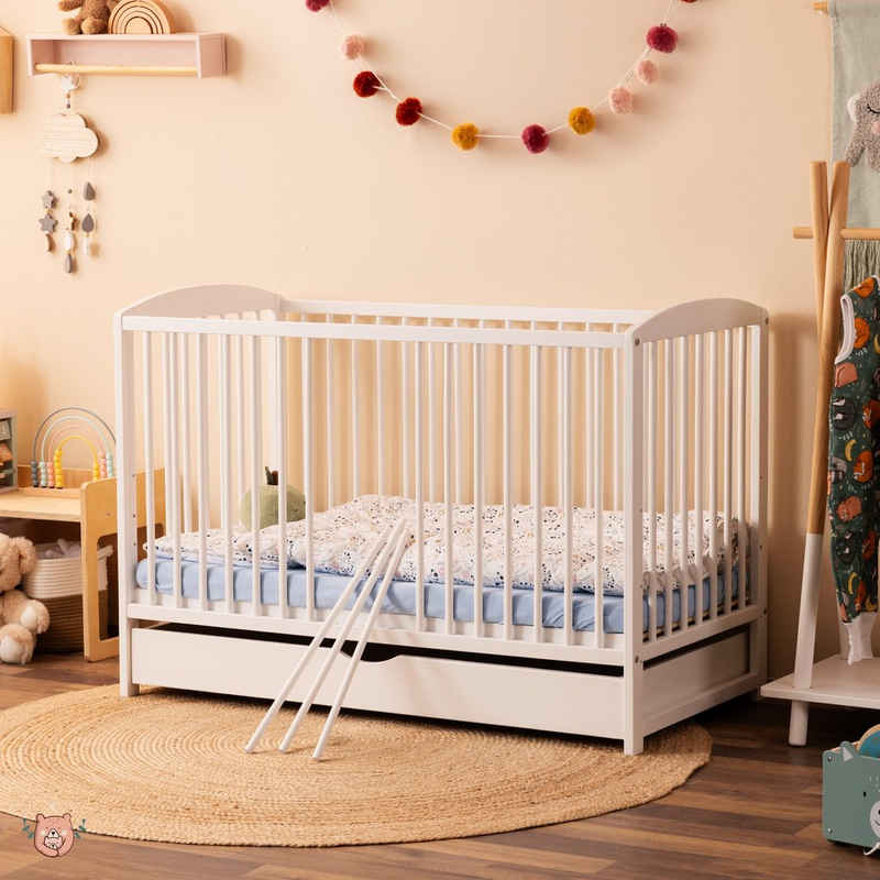 Alcube Babybett EMMI BESTSELLER! Entdecken Sie unser Babybett - perfekt für Ihr Baby!, Komplett-Set 60x120 mit Schublade Matratze und Ganzjahresdecke Set