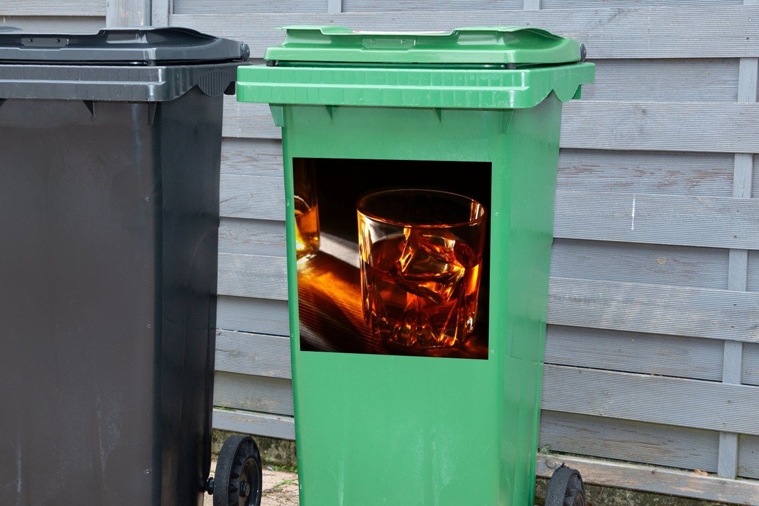 MuchoWow Wandsticker Gläser - Whiskey (1 - St), Container, Mülltonne, Abfalbehälter Mülleimer-aufkleber, Sticker, Getränke