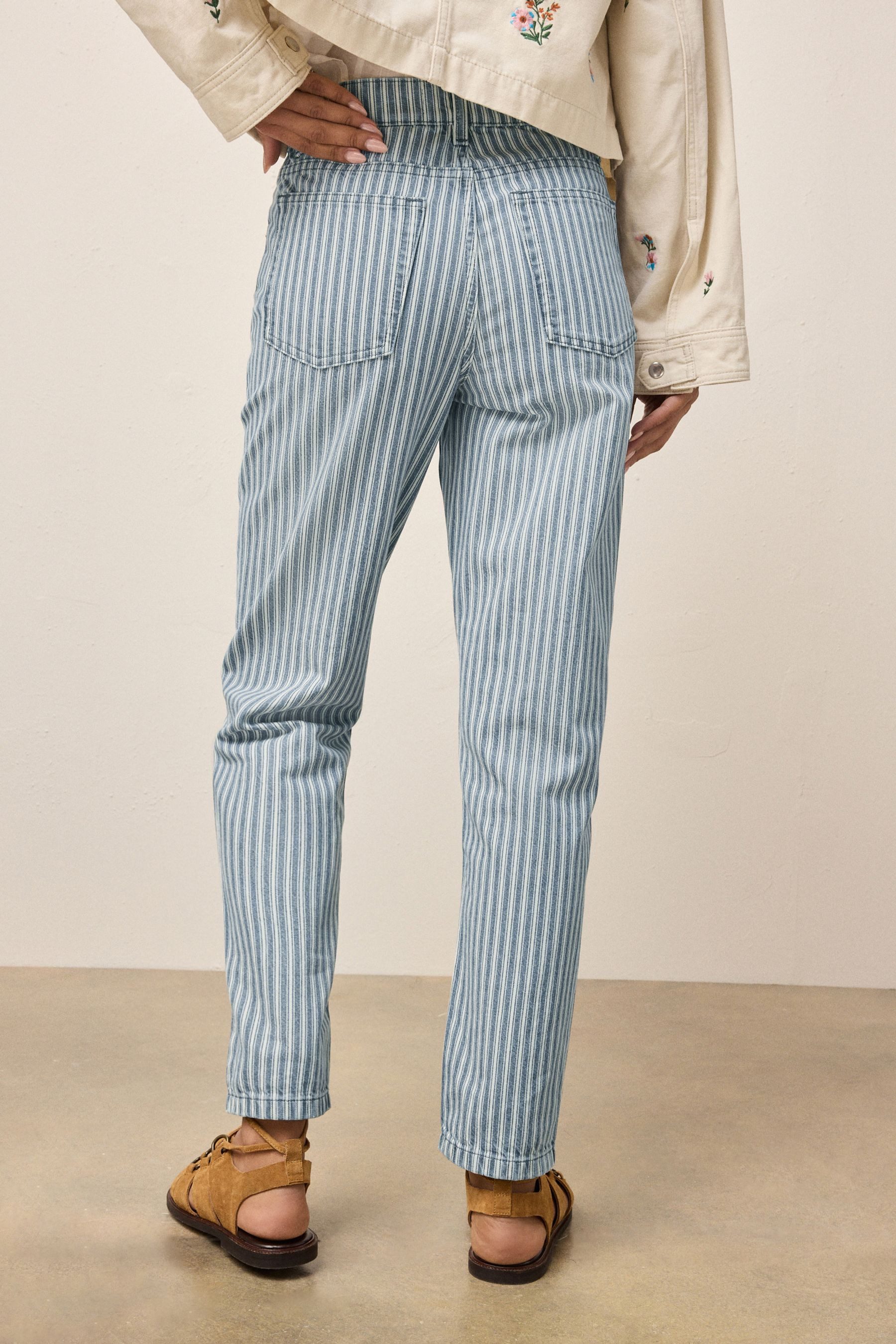 Next Mom-Jeans Gestufte Mom-Jeans mit Comfort-Stretch (1-tlg)